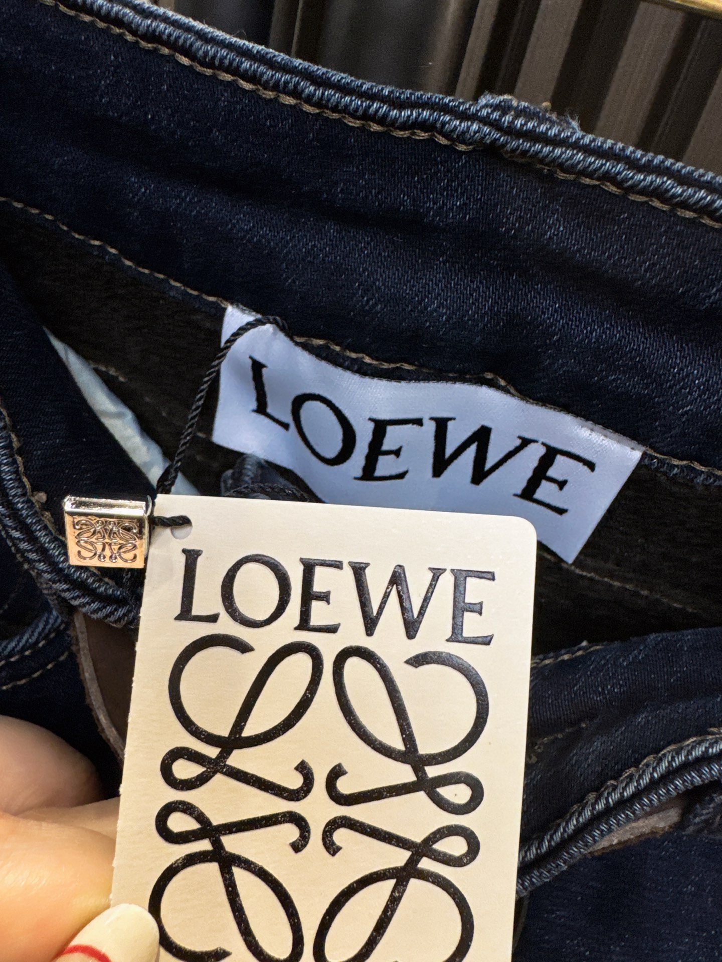 ✨✨✨LOEWE✨✨✨2025秋冬新款💫 新品上架！蛇形交叉腰带搭配直筒微喇加绒牛仔裤，秋冬时尚必备！腰