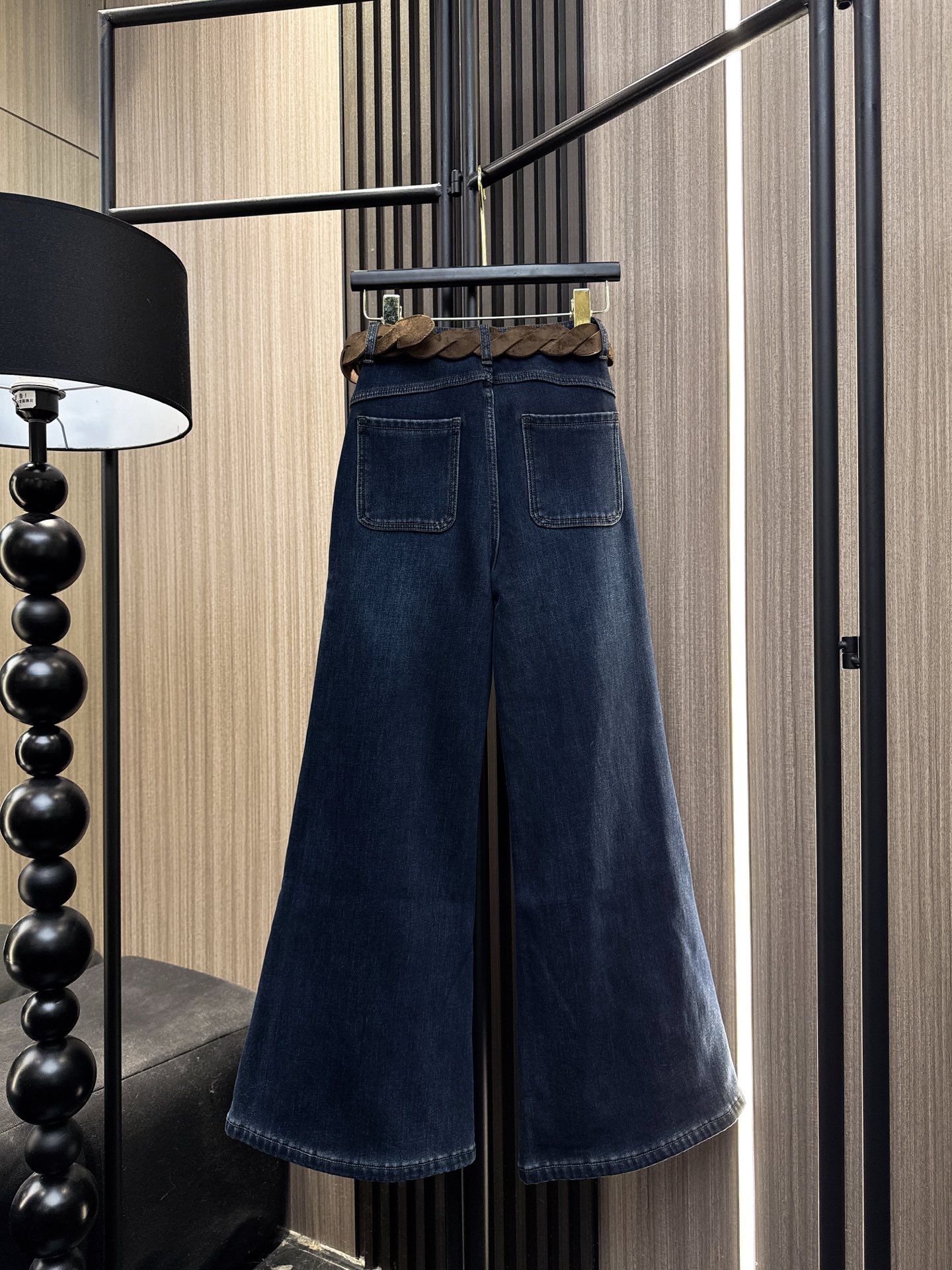 ✨✨✨LOEWE✨✨✨2025秋冬新款💫 新品上架！蛇形交叉腰带搭配直筒微喇加绒牛仔裤，秋冬时尚必备！腰