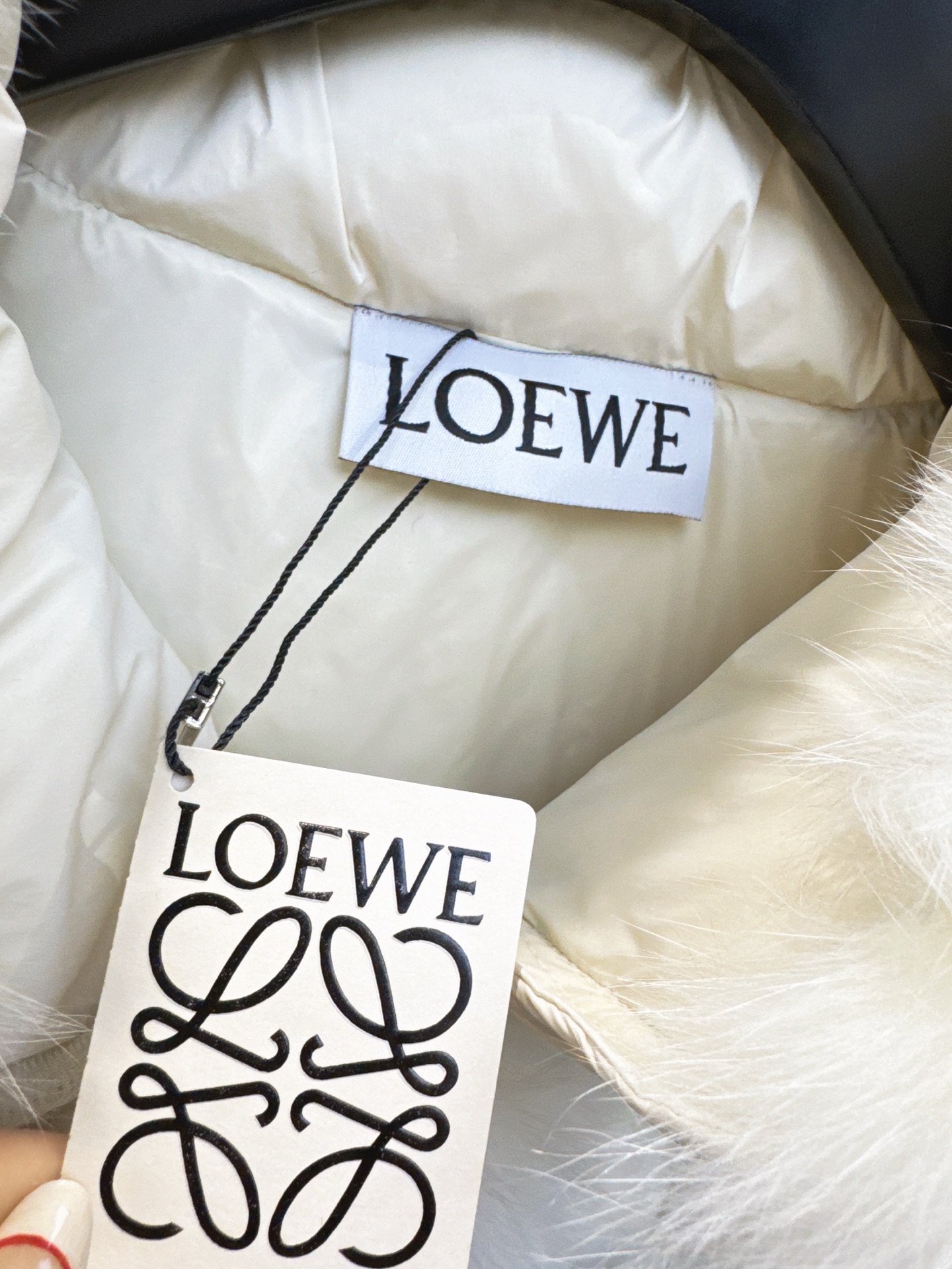 ✨✨✨LOEWE✨✨✨2025秋冬新款💫 🔥【Loewe爆款预警】狐狸毛×羽绒高阶混搭！狐狸毛+抽绳下摆