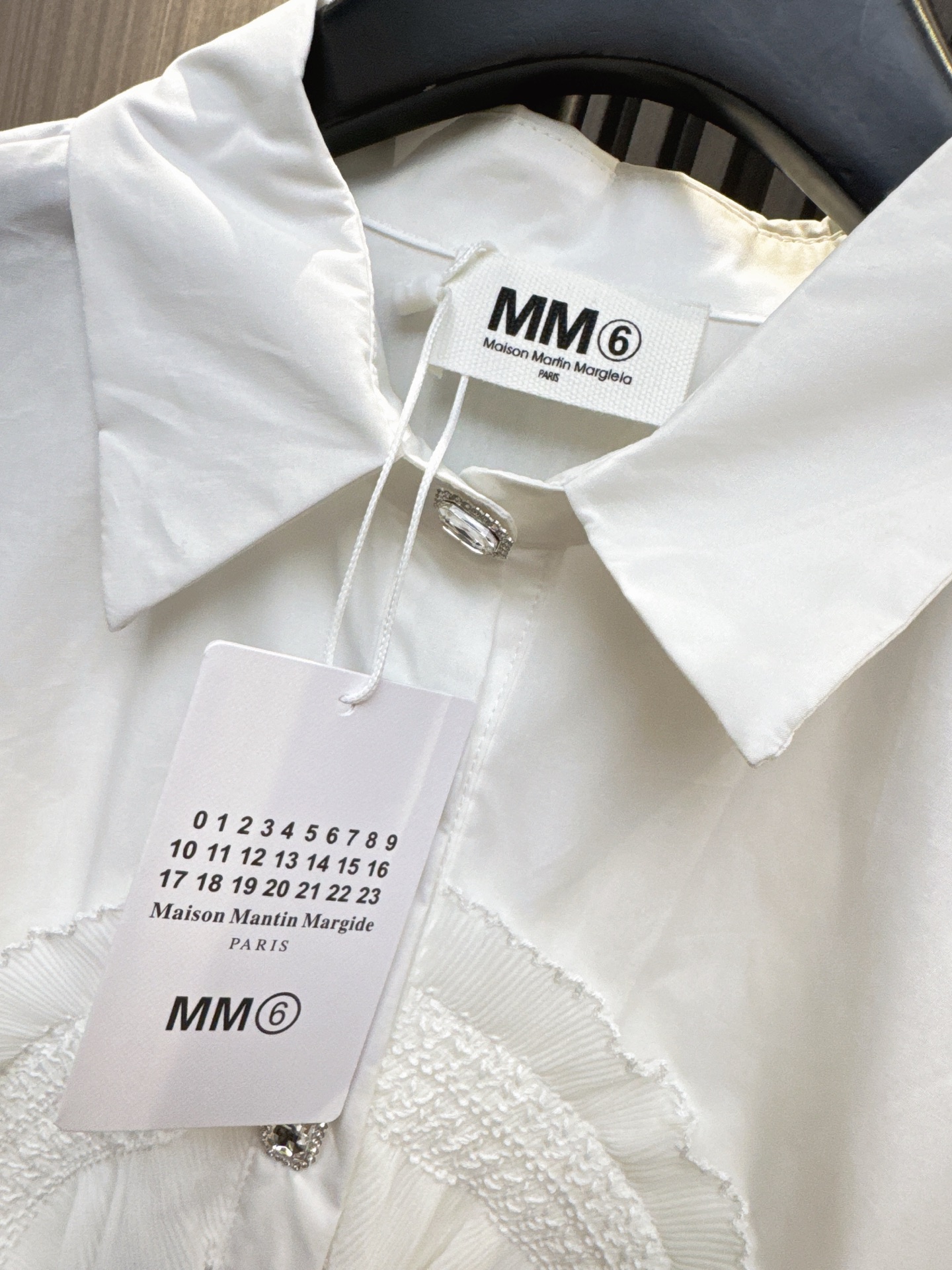 ✨✨✨MM6✨✨✨2026早春新款💫 MM6重工纽扣打揽网纱花边拼接下摆抽绳翻领长袖衬衫上衣✨ 细节控必