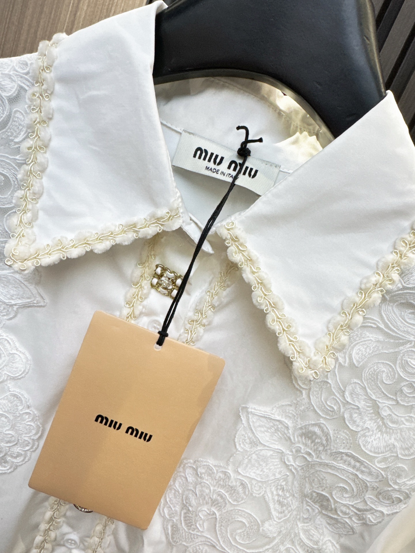 ✨✨✨miumiu✨✨✨2026早春新款💫 MIUMIU同款提花刺绣衬衫，精致翻领尽显优雅气质！采用高档