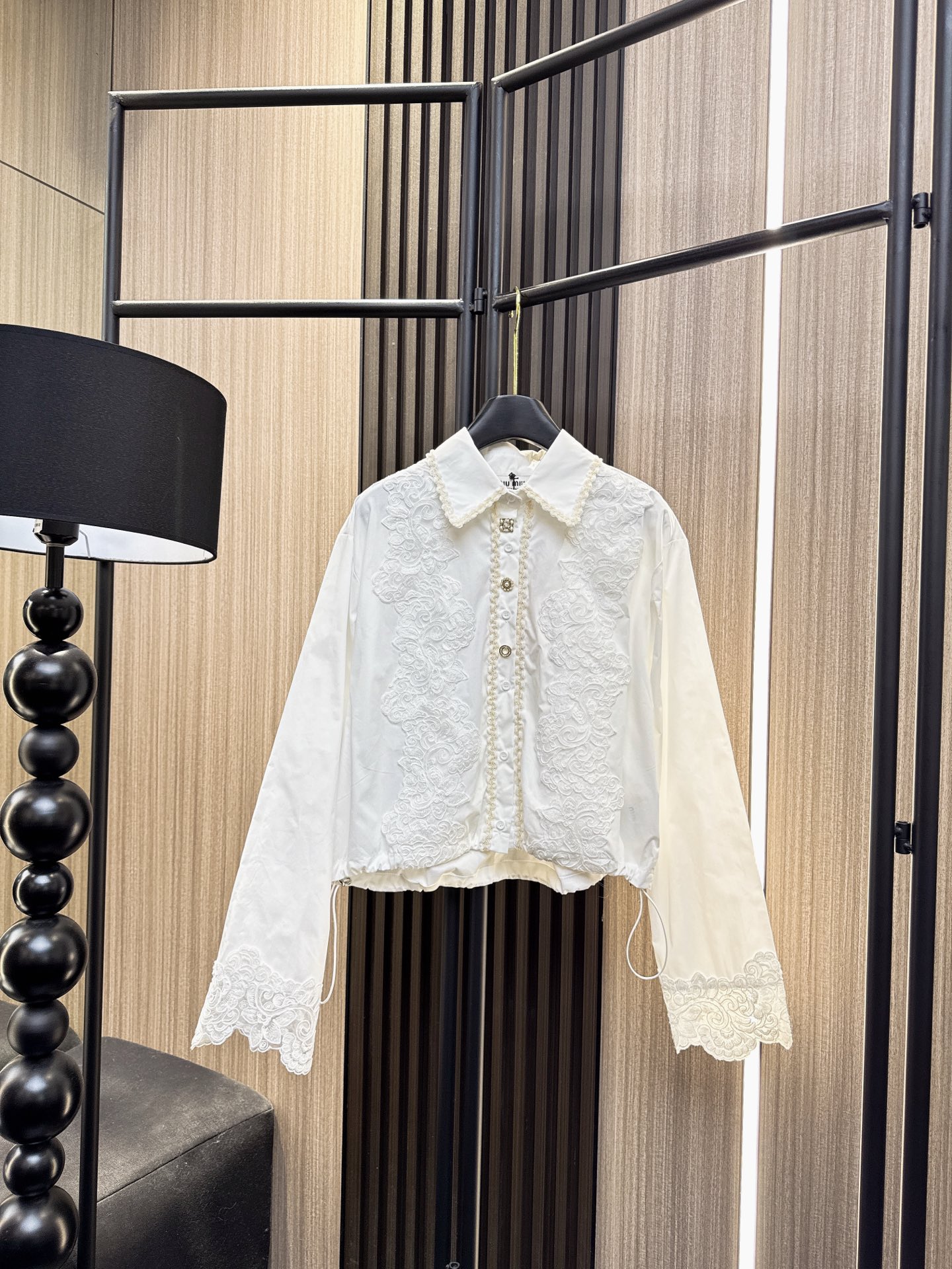 ✨✨✨miumiu✨✨✨2026早春新款💫 MIUMIU同款提花刺绣衬衫，精致翻领尽显优雅气质！采用高档
