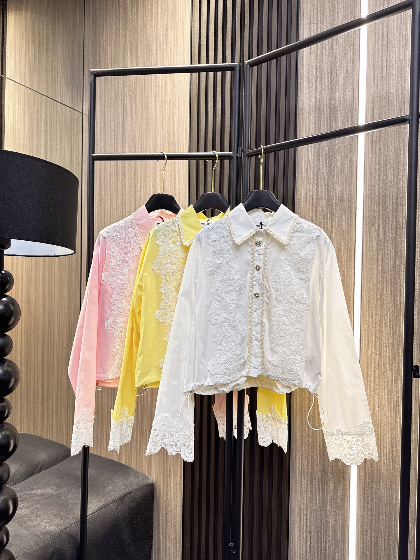 ✨✨✨miumiu✨✨✨2026早春新款💫 MIUMIU同款提花刺绣衬衫，精致翻领尽显优雅气质！采用高档