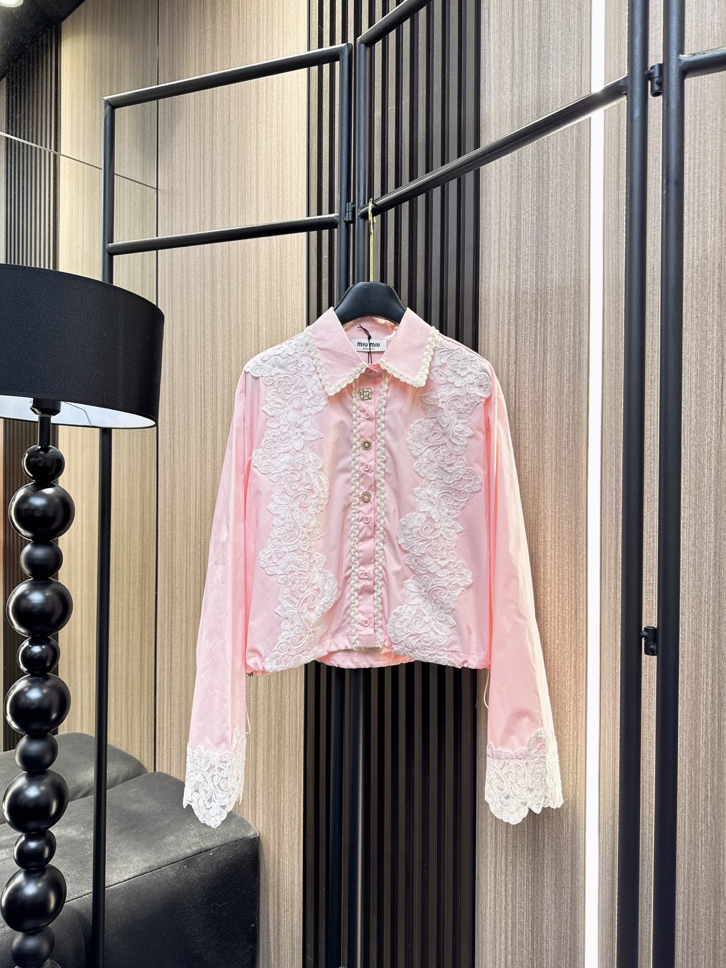 ✨✨✨miumiu✨✨✨2026早春新款💫 MIUMIU同款提花刺绣衬衫，精致翻领尽显优雅气质！采用高档