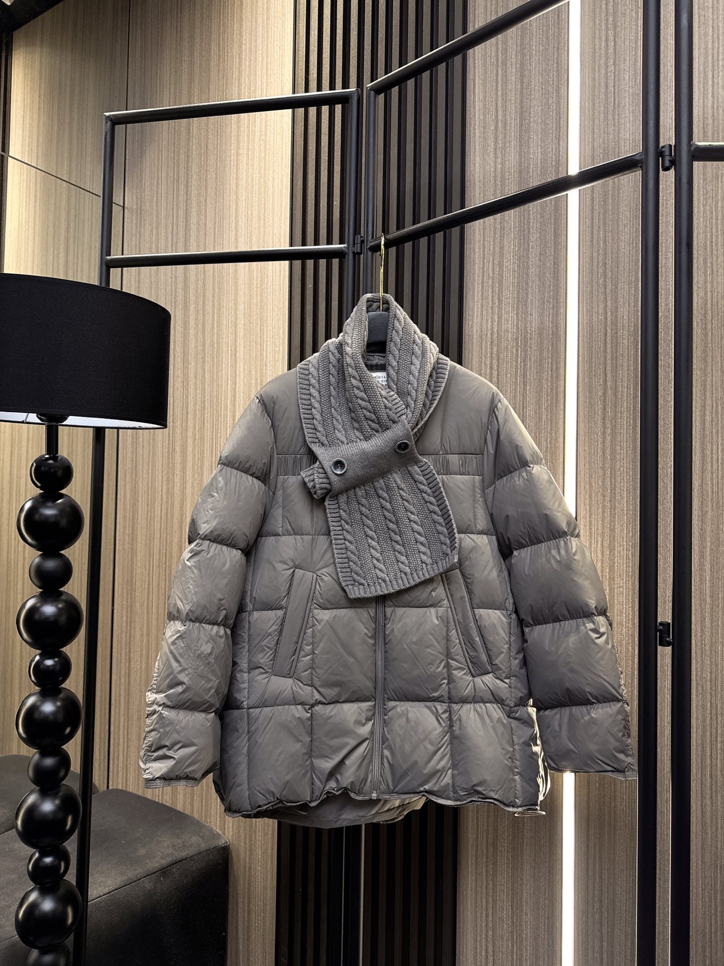 ✨✨✨玛吉拉✨✨✨2025秋冬新款💫 温暖升级❄️ 圆领拉链中长款外套+围脖两件套组合，锁住90%白鸭绒