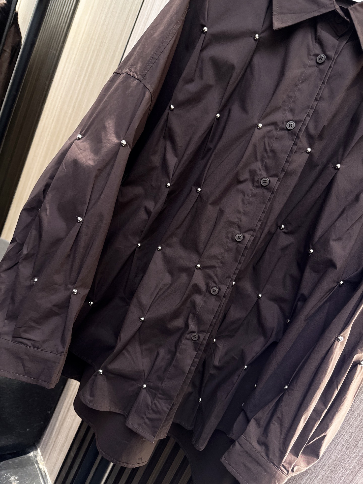 ✨✨✨miumiu✨✨✨2025秋冬新款💫 【MiuMiu风】精致女孩必备！这款钉珠褶皱中长款翻领衬衫，