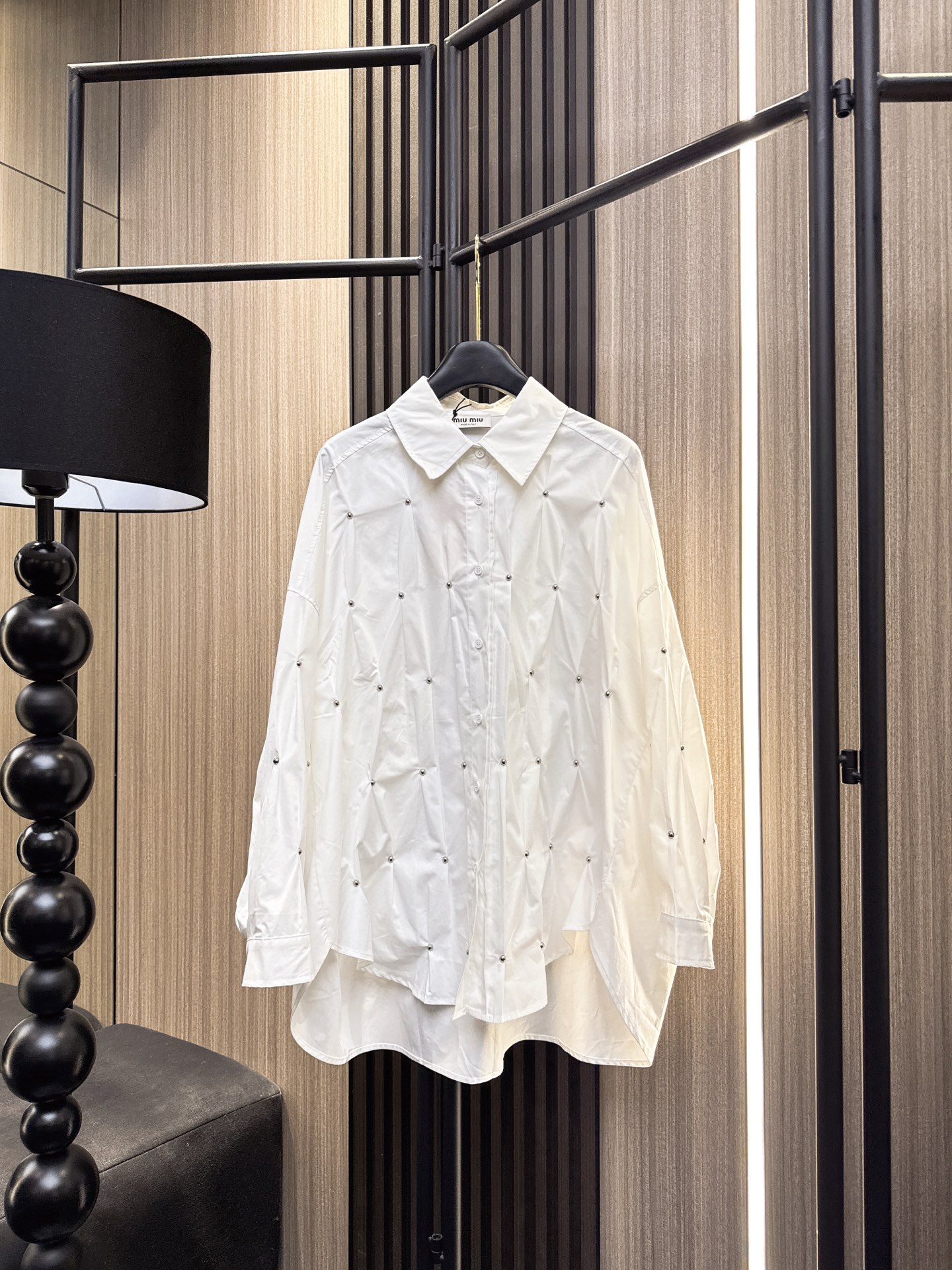 ✨✨✨miumiu✨✨✨2025秋冬新款💫 【MiuMiu风】精致女孩必备！这款钉珠褶皱中长款翻领衬衫，