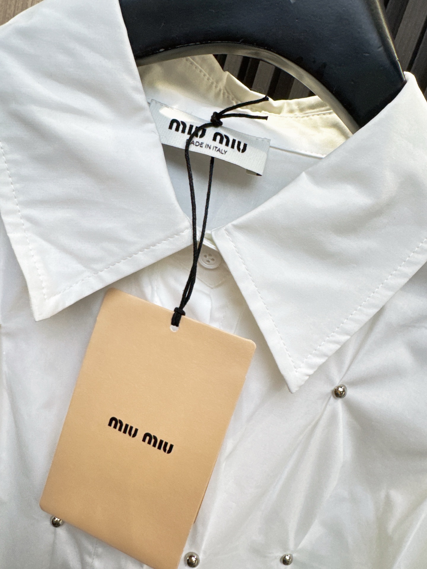 ✨✨✨miumiu✨✨✨2025秋冬新款💫 【MiuMiu风】精致女孩必备！这款钉珠褶皱中长款翻领衬衫，