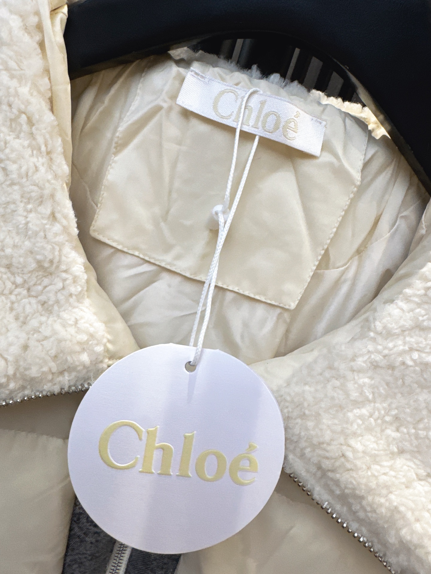 ✨✨✨Chloe✨✨✨2025秋冬新款💫 精选90%优质鸭绒填充，轻盈保暖不臃肿。独特宽螺纹下摆设计，防