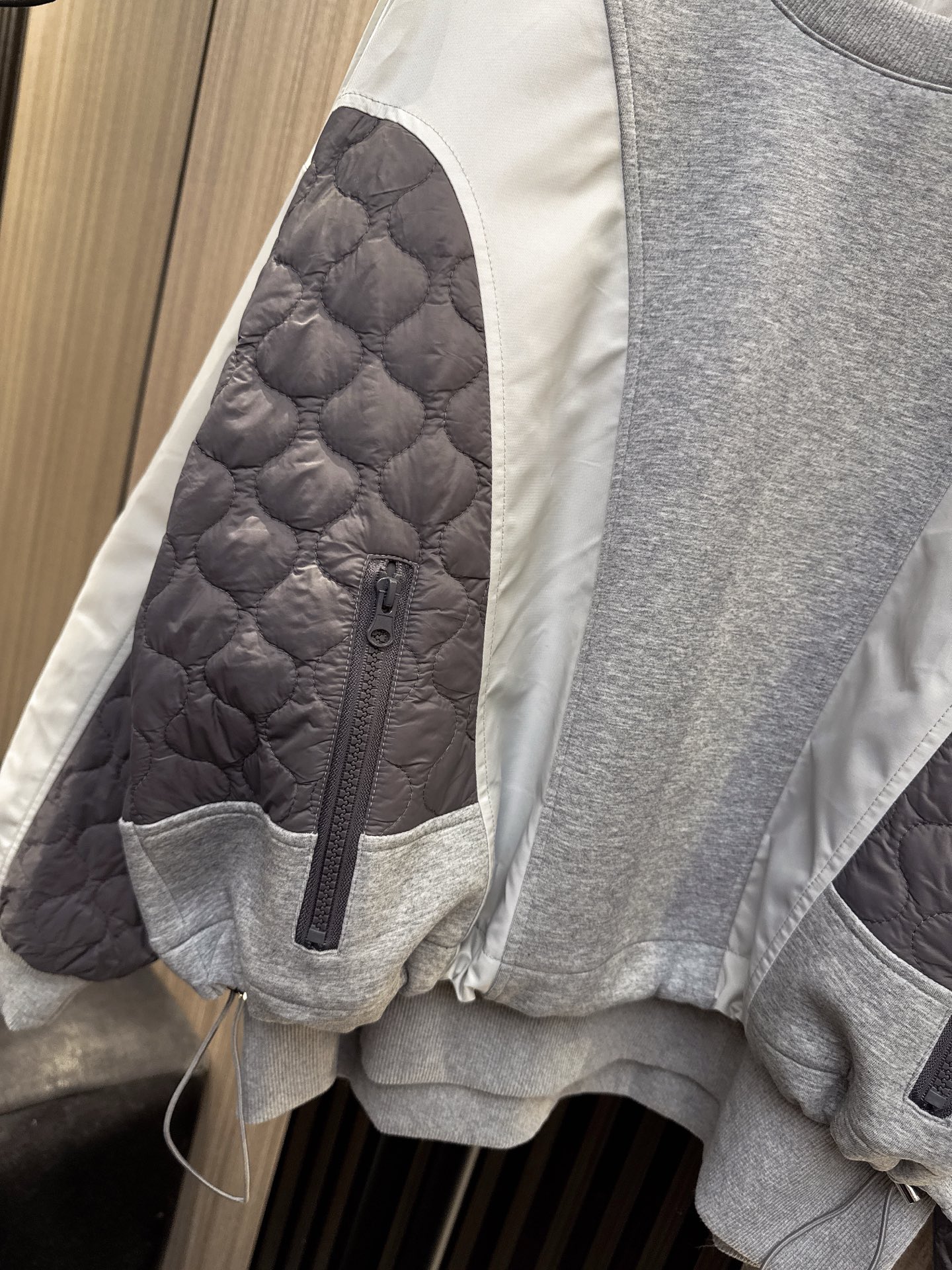 ✨✨✨Sacai✨✨✨2025秋冬新款💫 双层下摆撞色拼接假两件卫衣🔥 独特错位剪裁+层次感拼接设计，轻