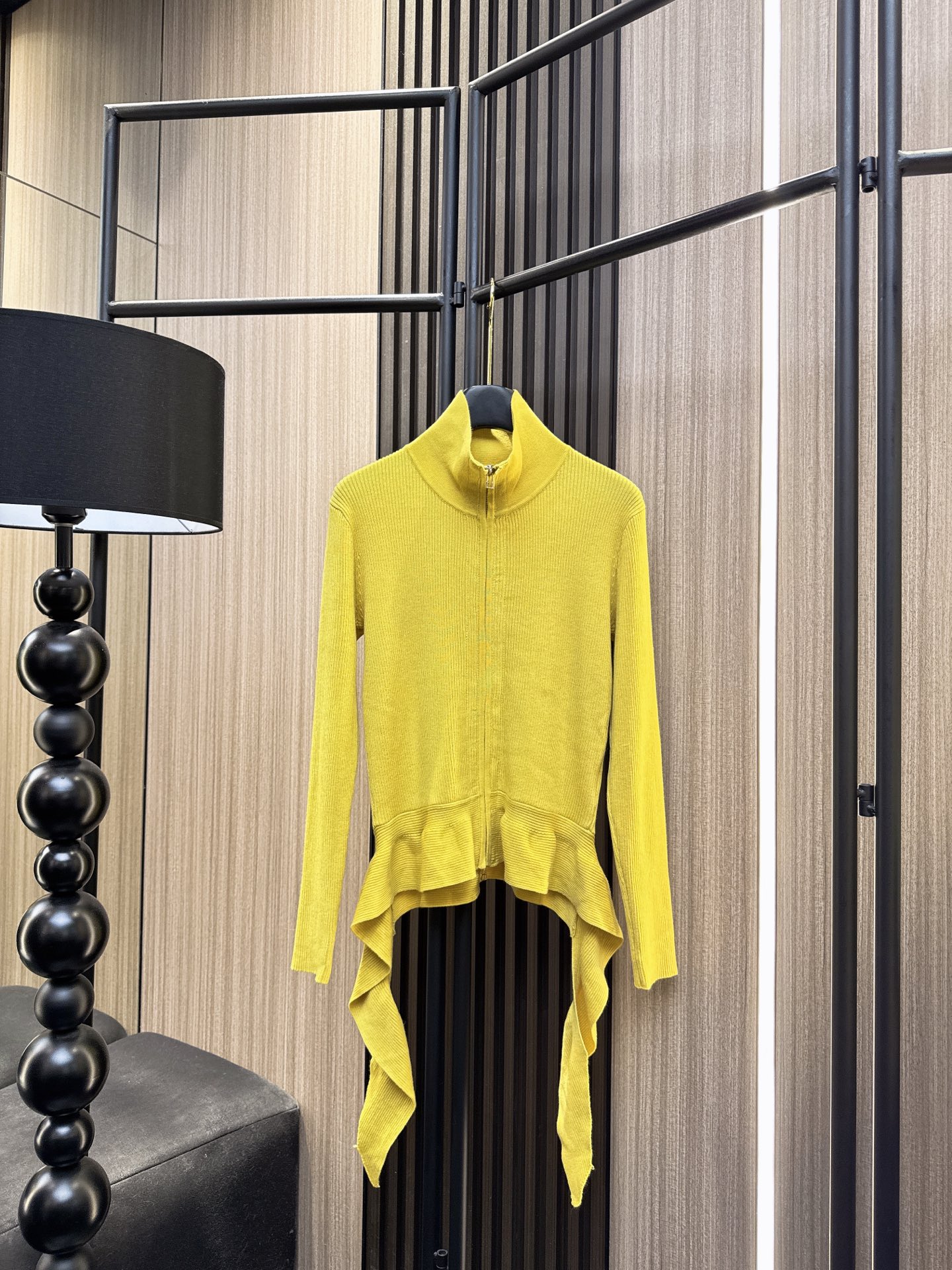 ✨✨✨MM6✨✨✨2025秋冬新款💫 【MM6丝光羊毛上衣】✨ 不规则飘带下摆设计感十足，立领拉链修身剪