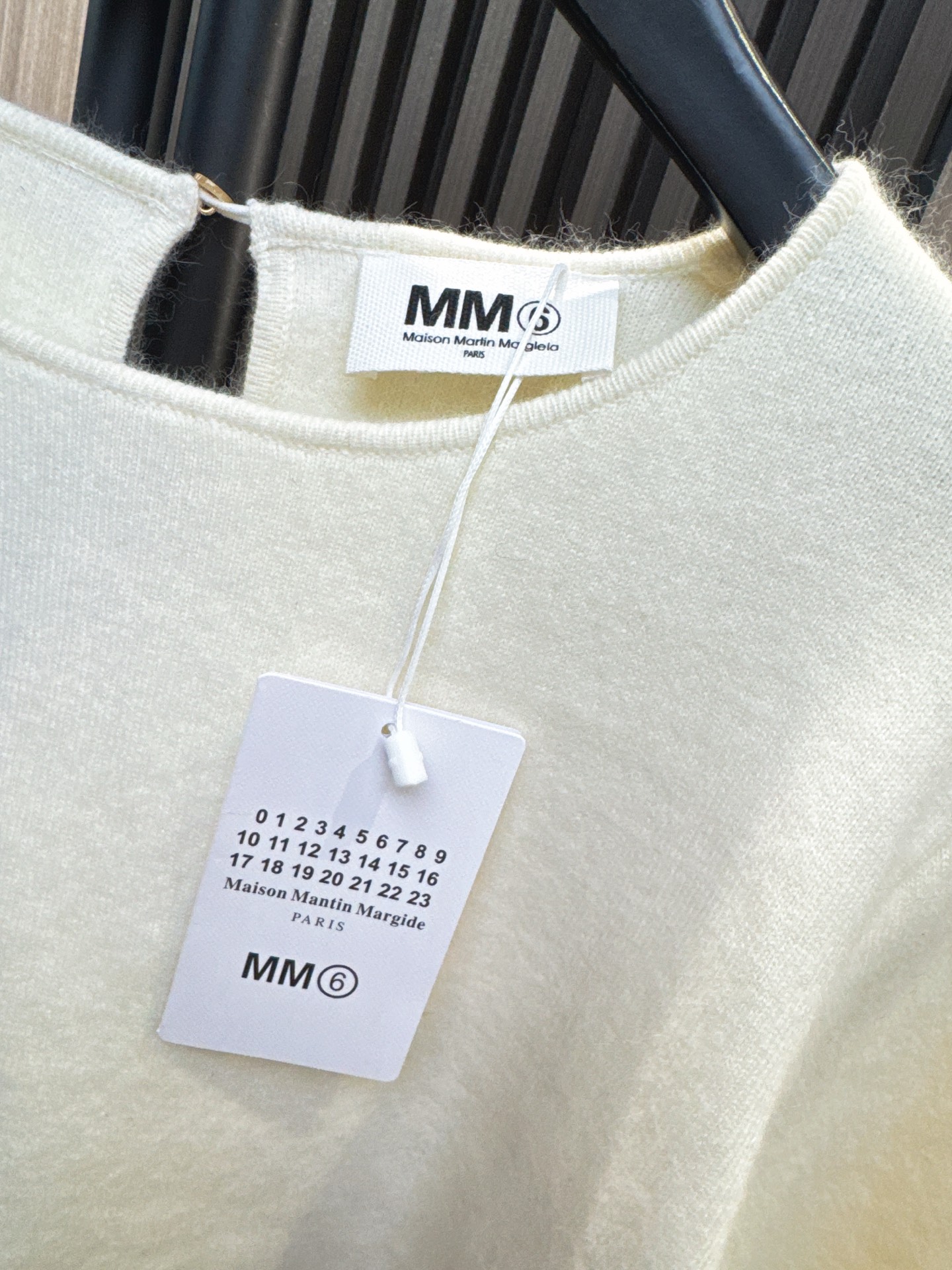 ✨✨✨MM6✨✨✨2025秋冬新款💫 优雅不失俏皮！MM6新款浣熊绒上衣重磅登场~ 🌟 精选柔软浣熊绒面