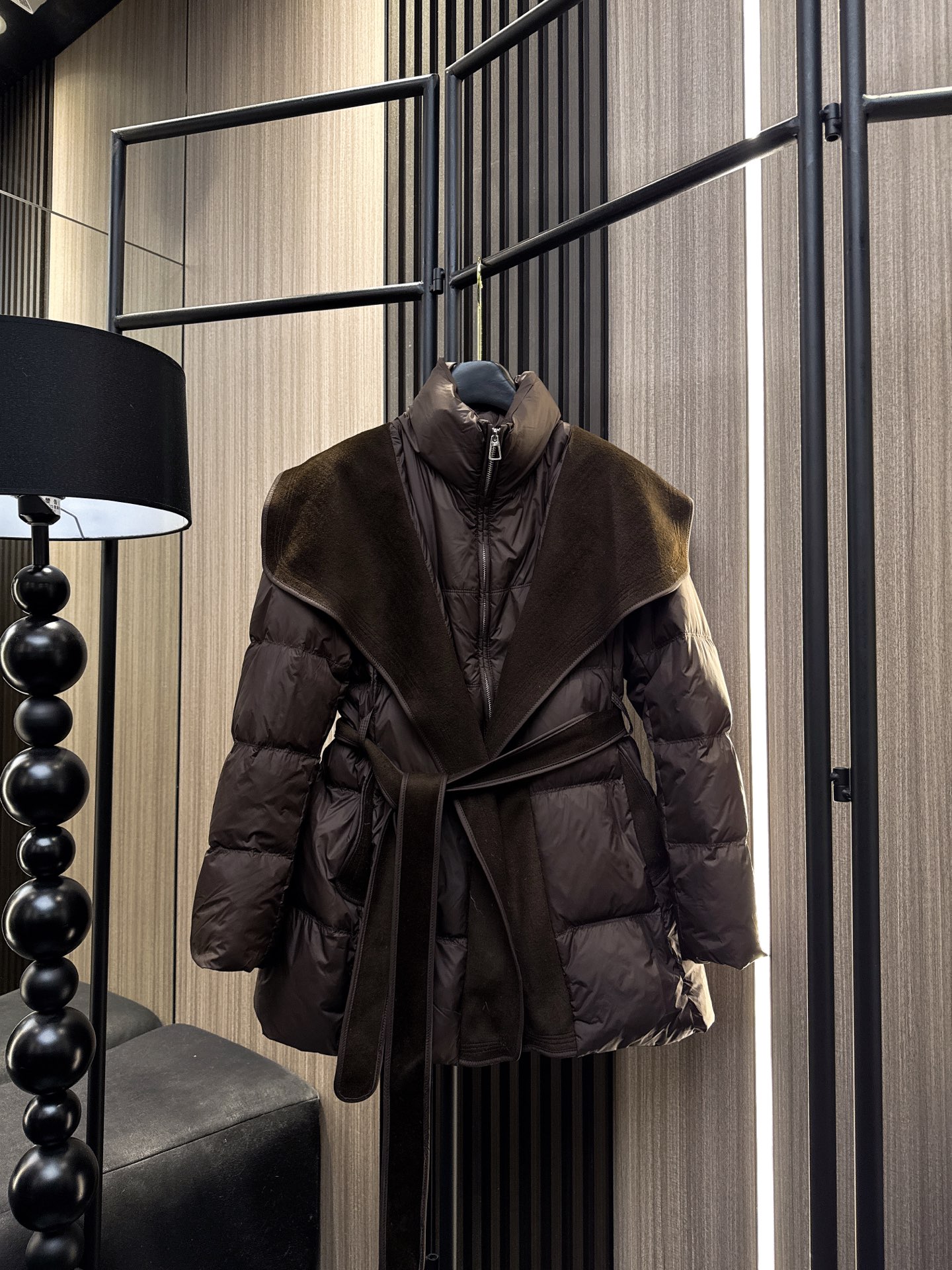 ✨✨✨LOEWE✨✨✨2025秋冬新款💫 【Loewe90鸭绒保暖神器】🔥大翻领披巾+立领带腰带假两件设
