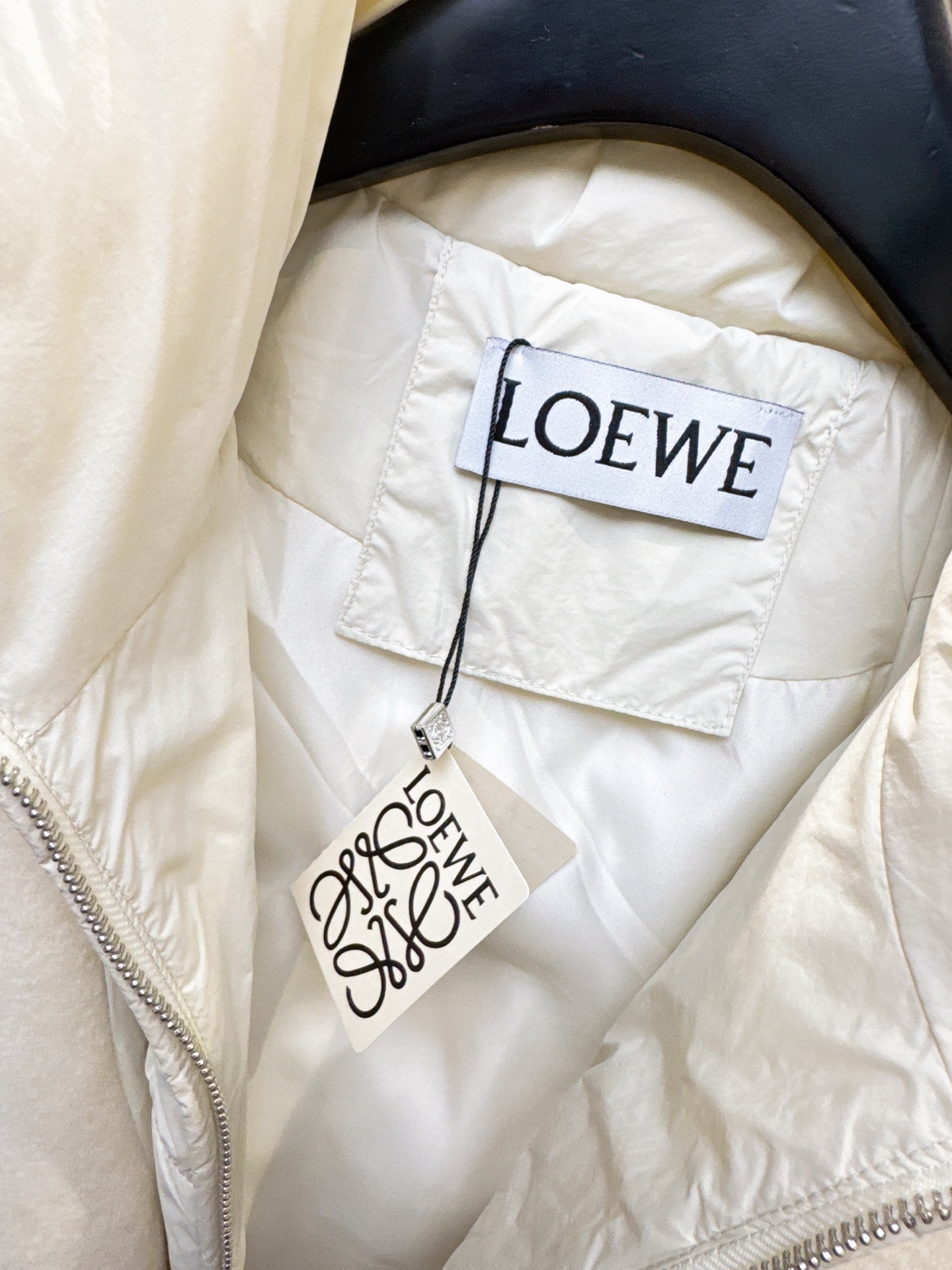 ✨✨✨LOEWE✨✨✨2025秋冬新款💫 【Loewe90鸭绒保暖神器】🔥大翻领披巾+立领带腰带假两件设