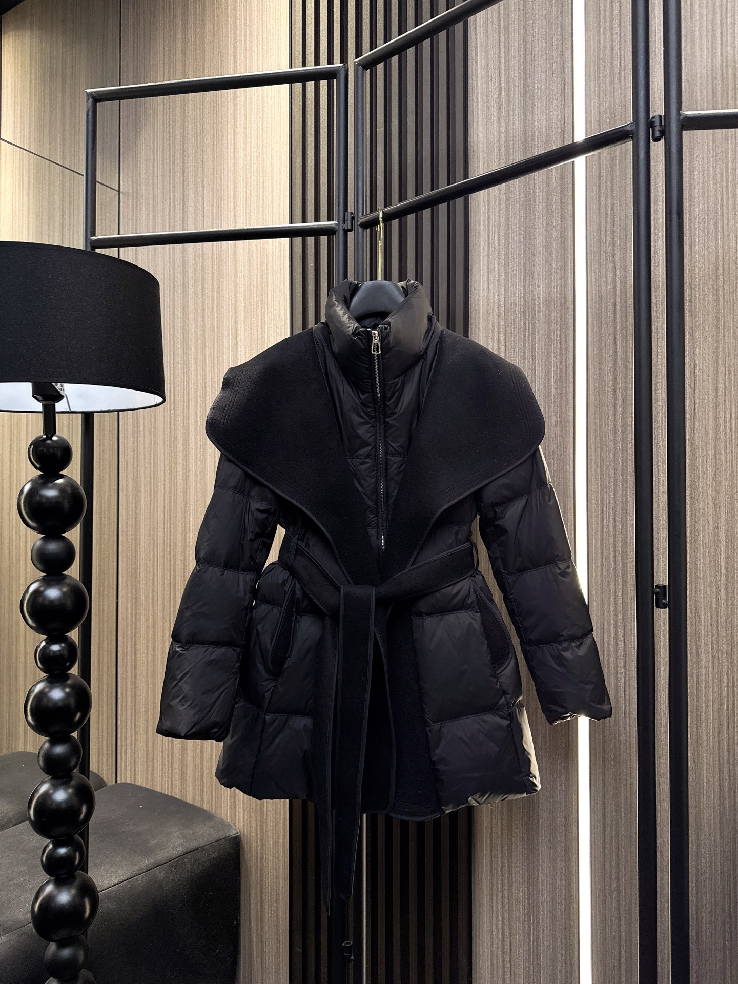 ✨✨✨LOEWE✨✨✨2025秋冬新款💫 【Loewe90鸭绒保暖神器】🔥大翻领披巾+立领带腰带假两件设