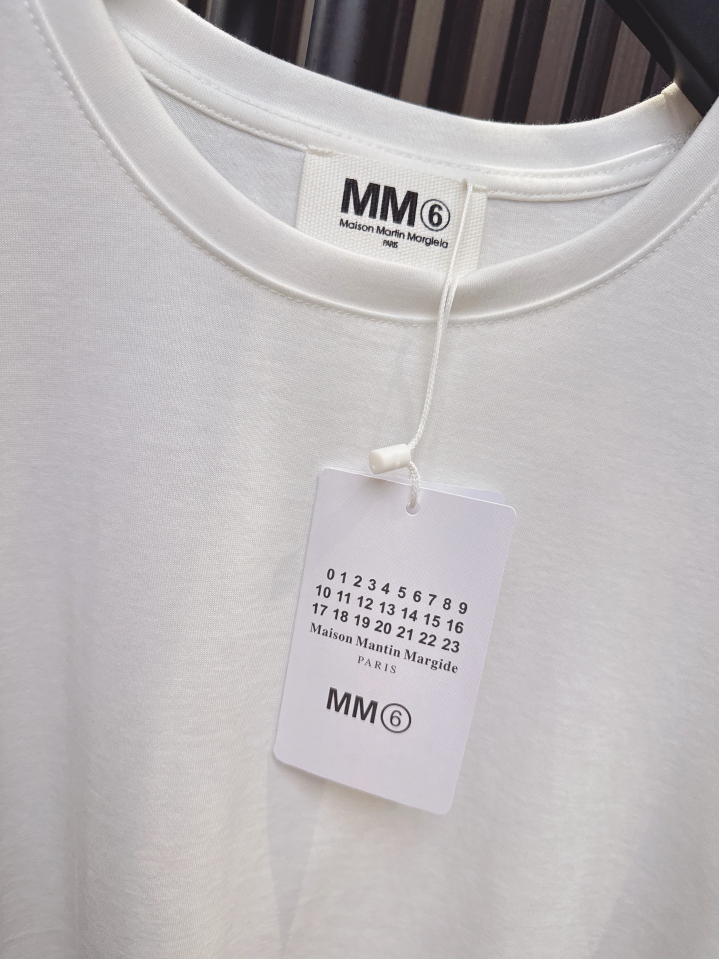 ✨✨✨MM6✨✨✨2026春夏新款💫 下摆镂空拼接设计短袖上衣，简约不失个性，独特的下摆剪裁与镂空细节，
