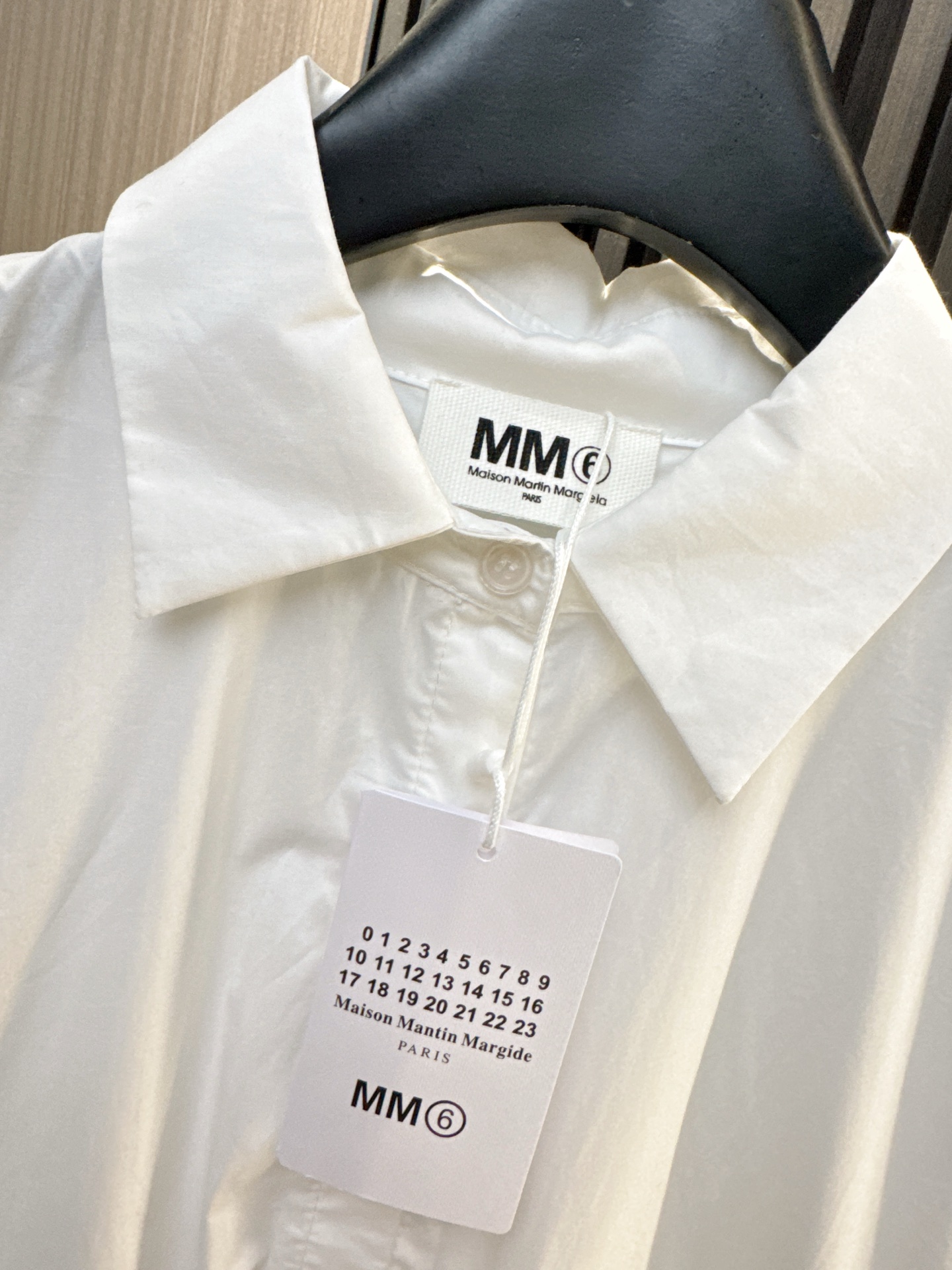 ✨✨✨MM6✨✨✨2026春夏新款💫 MM6蝴蝶结下摆短袖翻领上衣，简约而不失设计感，完美展现女性优雅气