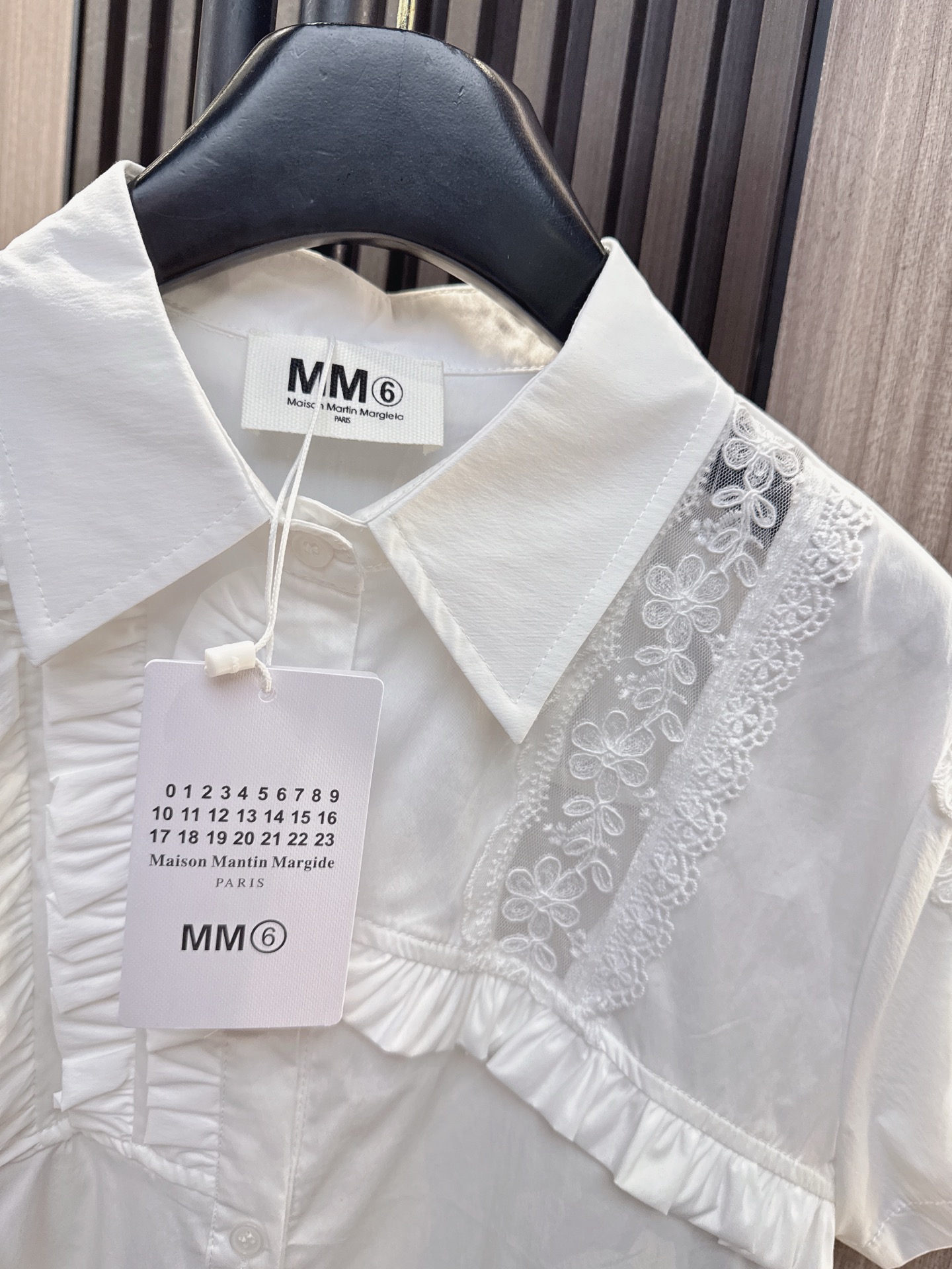 ✨✨✨MM6✨✨✨2026年新款💫 网纱木耳花边拼接翻领短袖衬衫，轻盈透气，时尚百搭。细节精致，展现女性