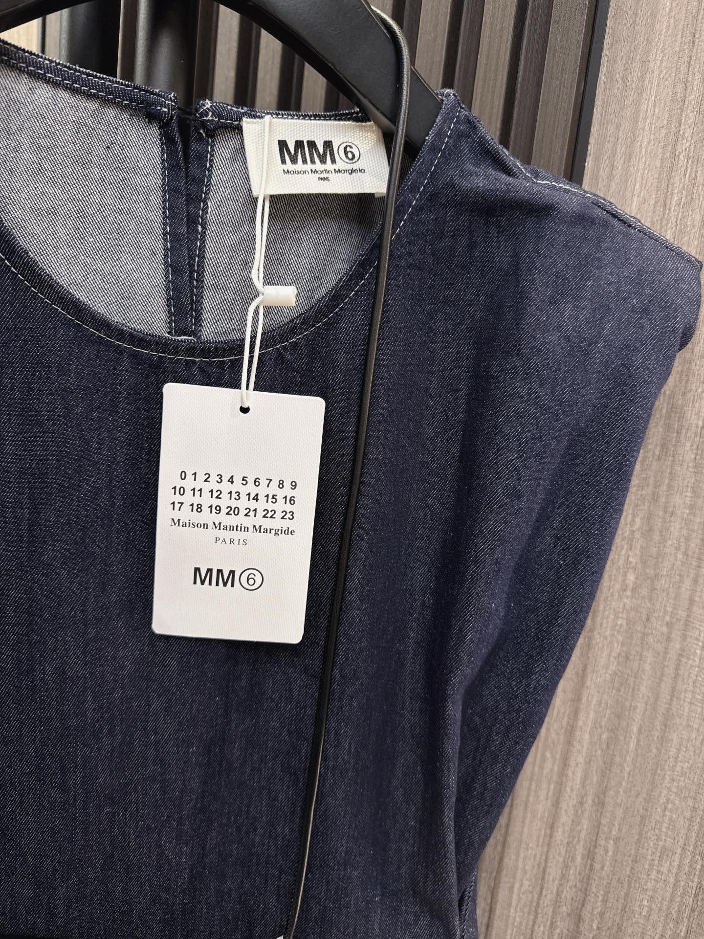 ✨✨✨MM6✨✨✨2026新版💫 【MM6无袖垫肩牛仔连衣裙】甜酷女孩的夏日必备！立体垫肩设计提升气场，