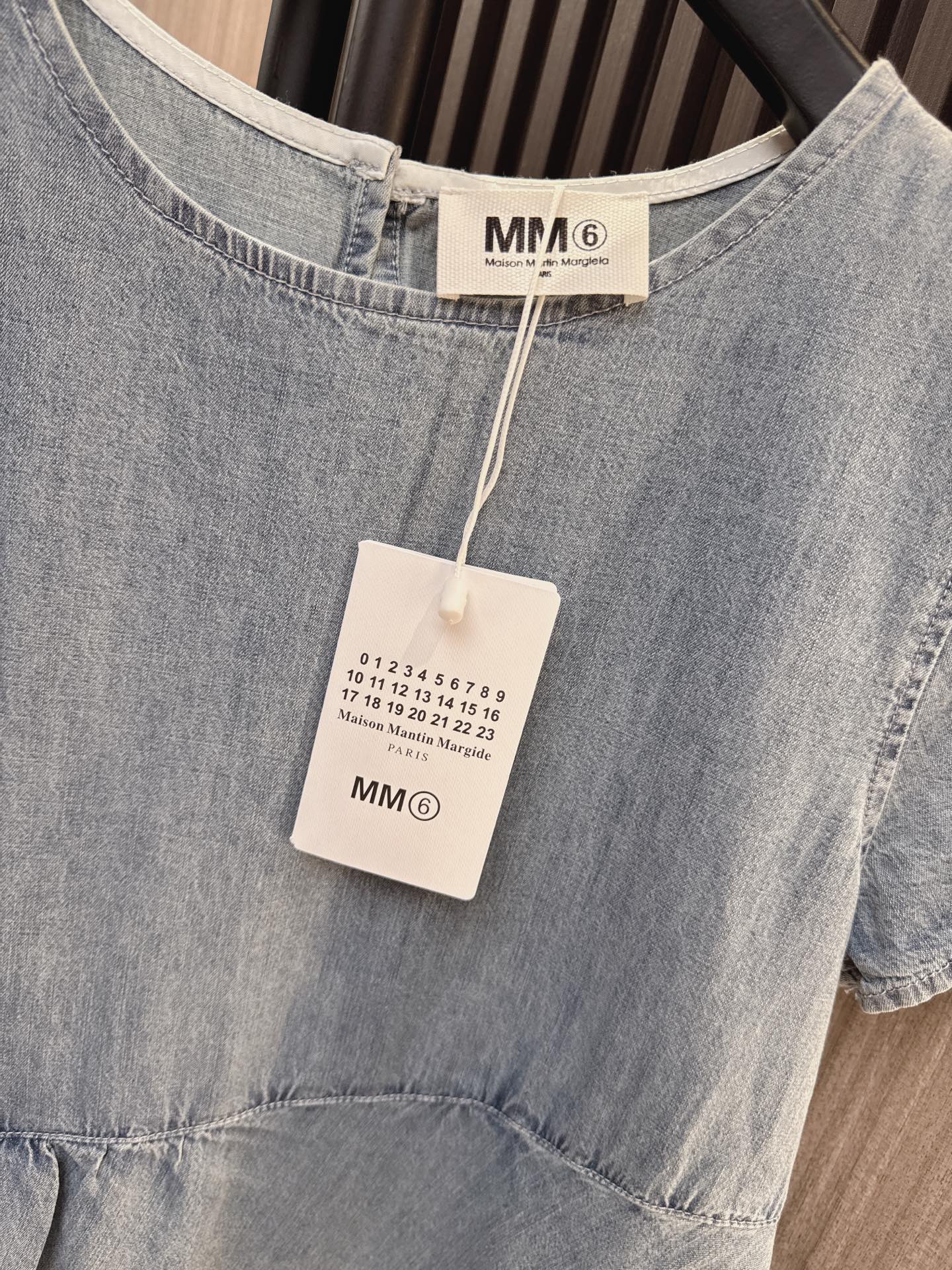 ✨✨✨MM6✨✨✨2026新版💫 MM6不规则剪裁，打破常规！短袖牛仔上衣，下摆俏皮延伸，酷中带甜，一件