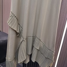 ✨✨✨ 玛吉拉✨✨✨2026春夏新款下摆压褶连衣裙。垂感软糯亲肤面料,上身巨舒服圆领基础短袖。下摆立体压 ✨✨✨ 玛吉拉✨✨✨2026春夏新款下摆压褶连衣裙。垂感软糯亲肤面料,上身巨舒服圆领基础短袖。下摆立体压