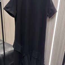 ✨✨✨ 玛吉拉✨✨✨2026春夏新款下摆压褶连衣裙。垂感软糯亲肤面料,上身巨舒服圆领基础短袖。下摆立体压 ✨✨✨ 玛吉拉✨✨✨2026春夏新款下摆压褶连衣裙。垂感软糯亲肤面料,上身巨舒服圆领基础短袖。下摆立体压