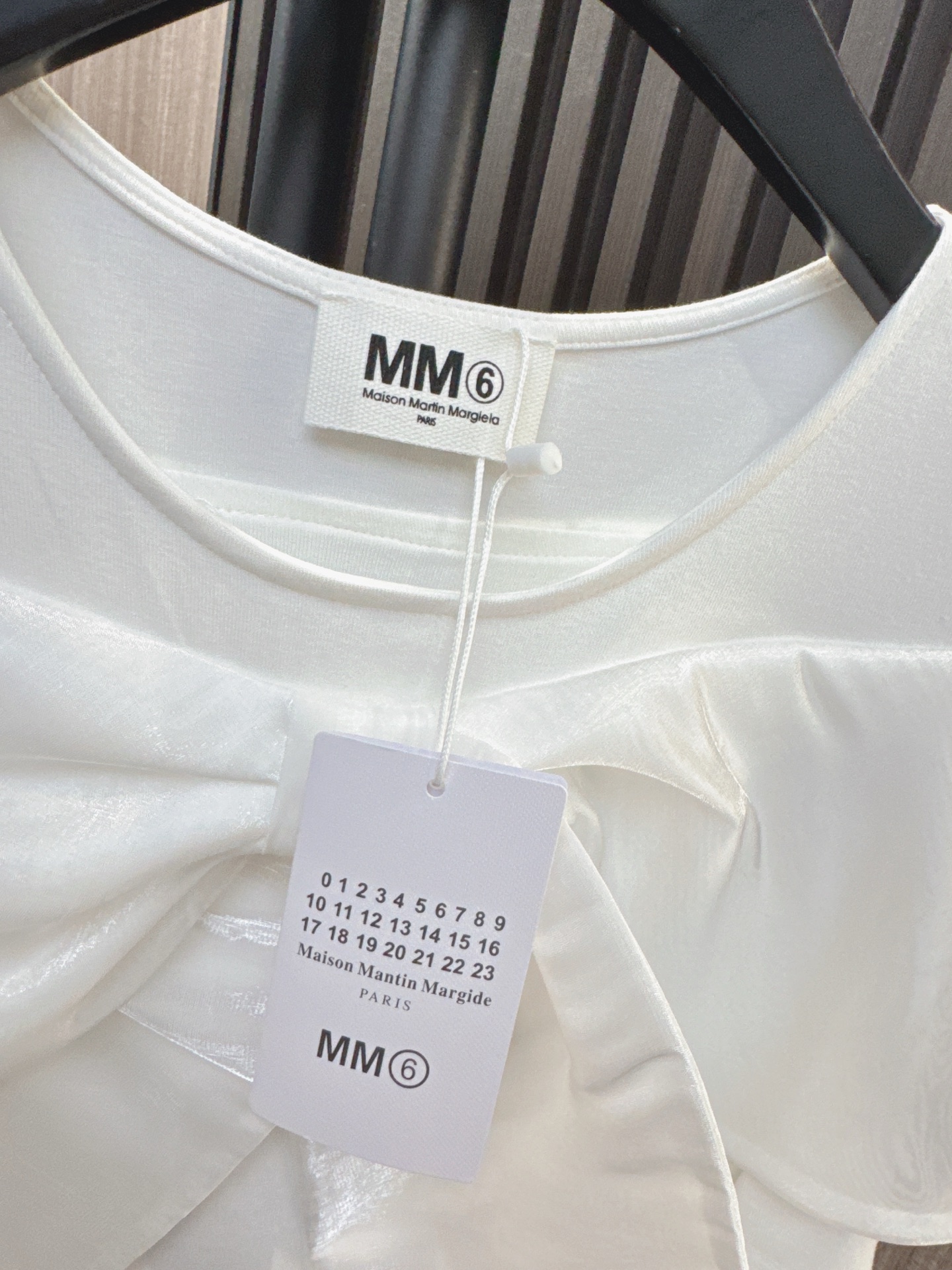 ✨✨✨MM6✨✨✨2026新版💫 独特剪裁，灵动转身——MM6经典胸前大蝴蝶结，配合拼接漏肩设计，性感与