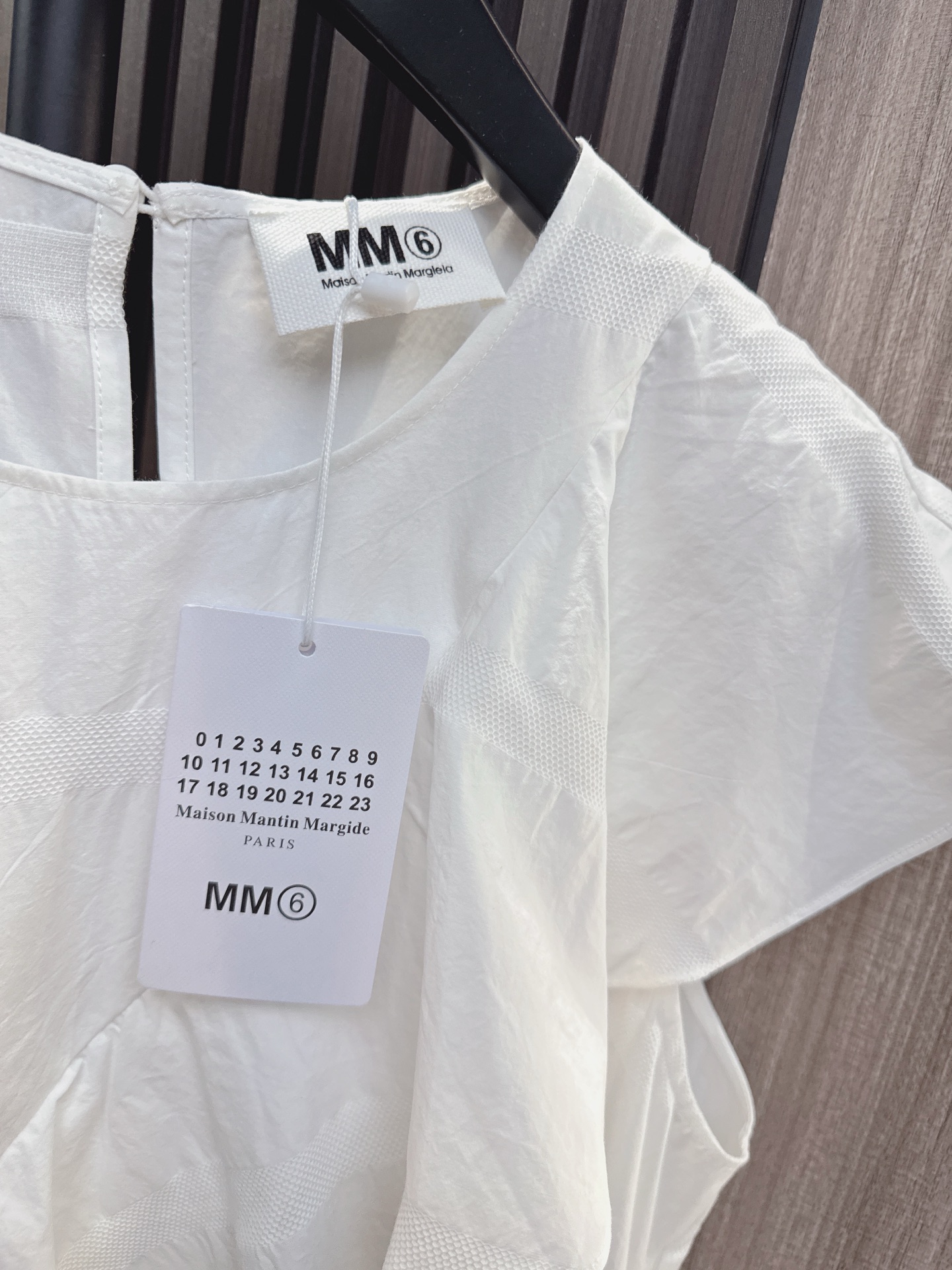 ✨✨✨MM6✨✨✨2026新版💫 承袭MM6解构美学，把柔美荷叶边与利落剪裁巧妙碰撞，造就这条荷叶边拼接