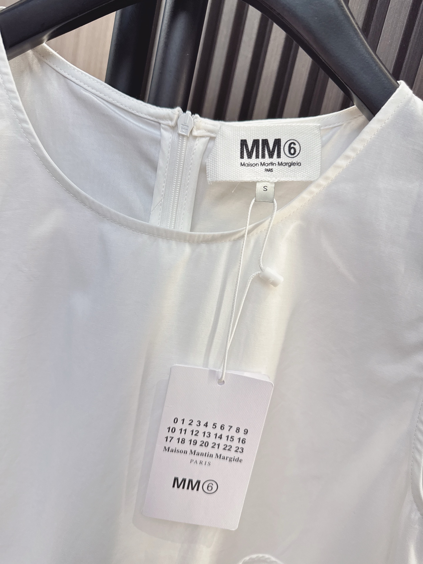 ✨✨✨ mm6✨✨✨2026春夏新款不规则荷叶边无袖小衫。圆领显瘦不挑肩，斜裁拼接荷叶下摆，棉料透气垂顺