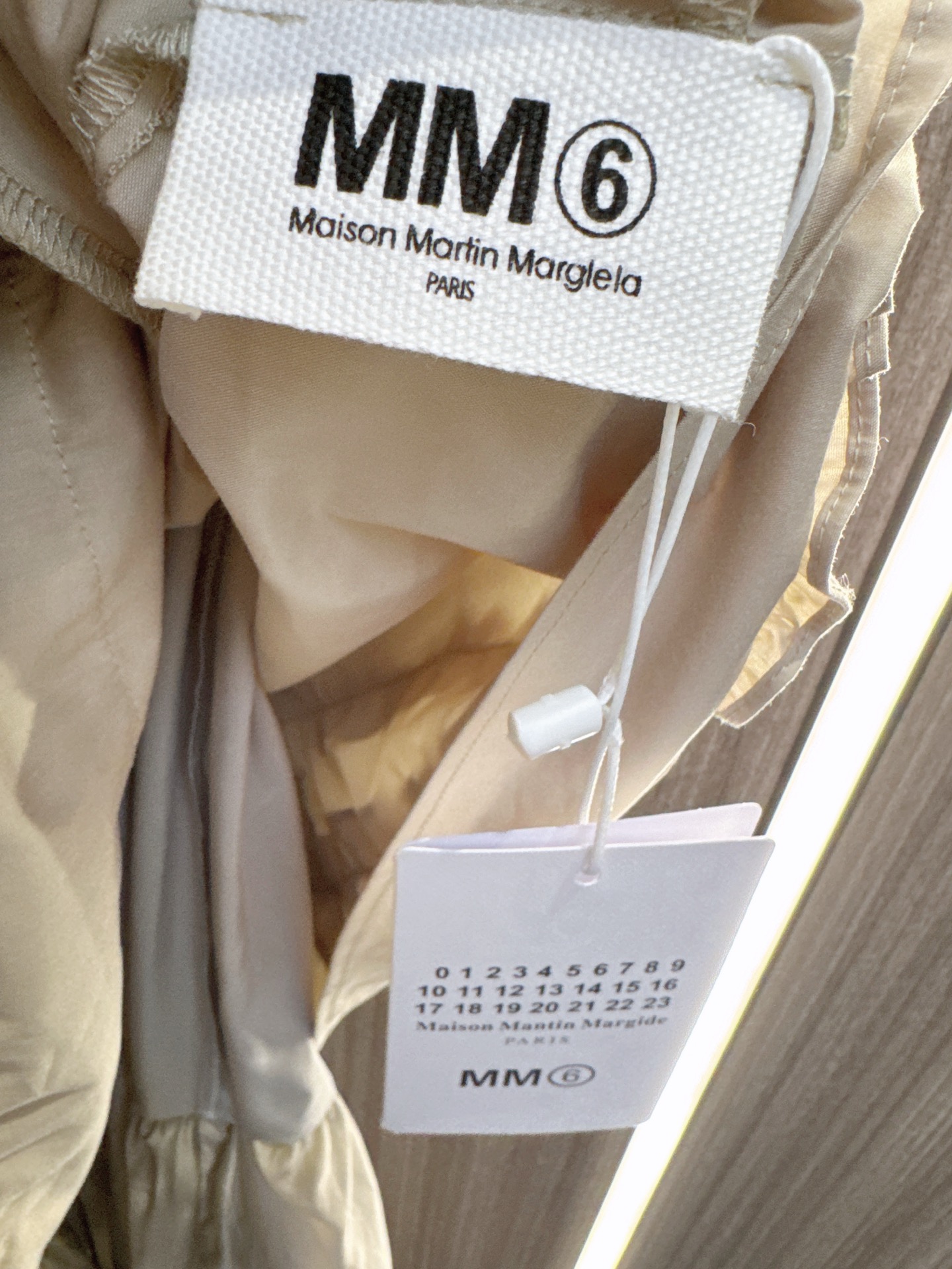 ✨✨✨ mm6✨✨✨2026春夏新款设计感双层木耳边连衣裙。圆领无袖剪裁，肩侧+下摆多层木耳边，精致细节