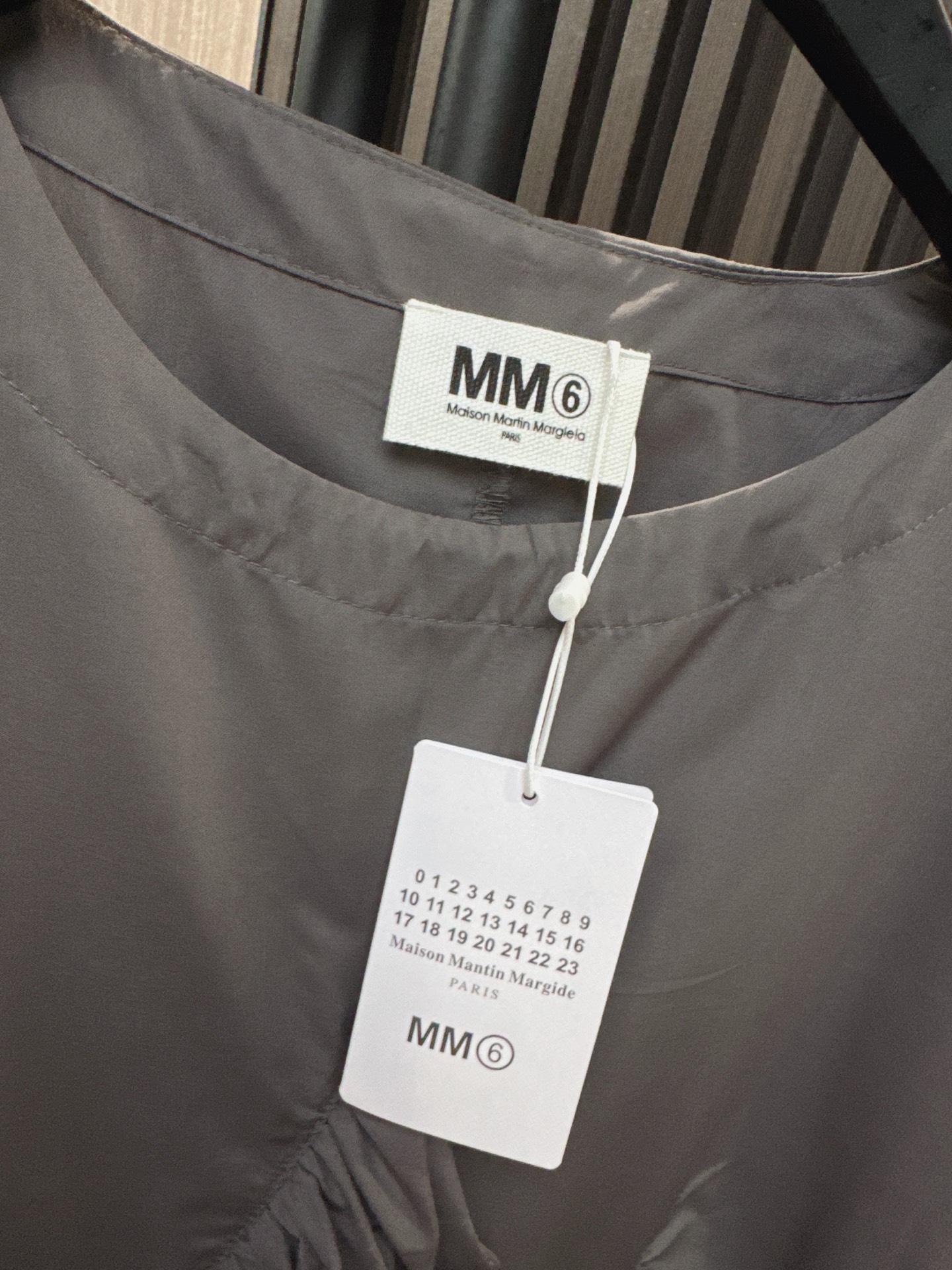 ✨✨✨MM6✨✨✨2026新版💫 不规则压褶，把解构主义穿在身上，小众高级感拉满。褶皱是未完成的浪漫，不