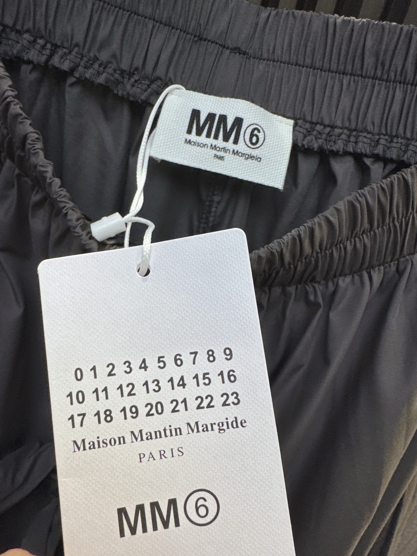 ✨✨✨MM6✨✨✨2026新版💫 不规则压褶拼接，版型独特不撞款，日常出街首选，自带层次感的半裙，松紧腰