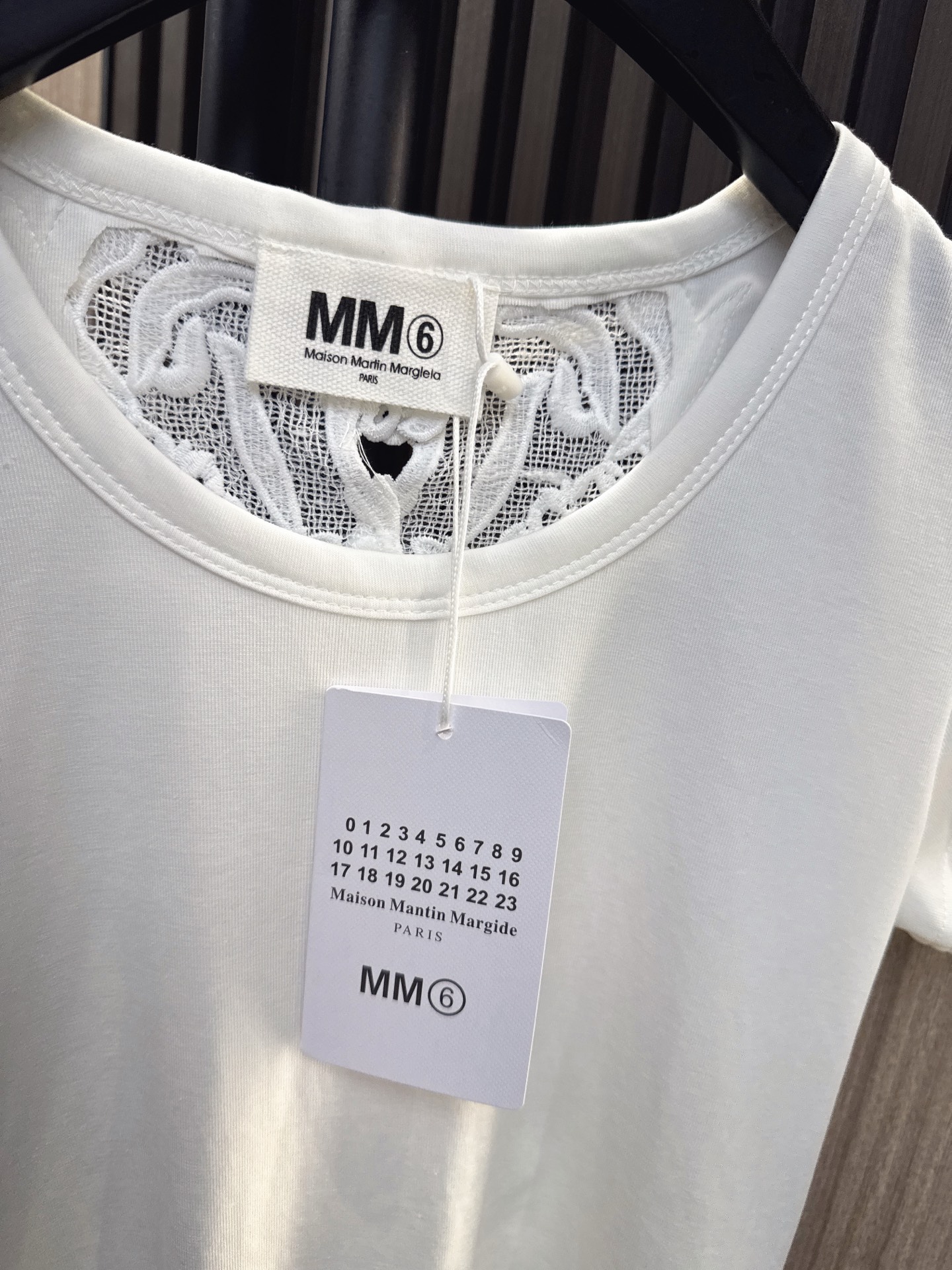 ✨✨✨MM6✨✨✨2026新版💫 后背蕾丝下腰开叉T恤 ，透气吸汗，触感柔软舒适。圆领设计修饰脖颈线条，