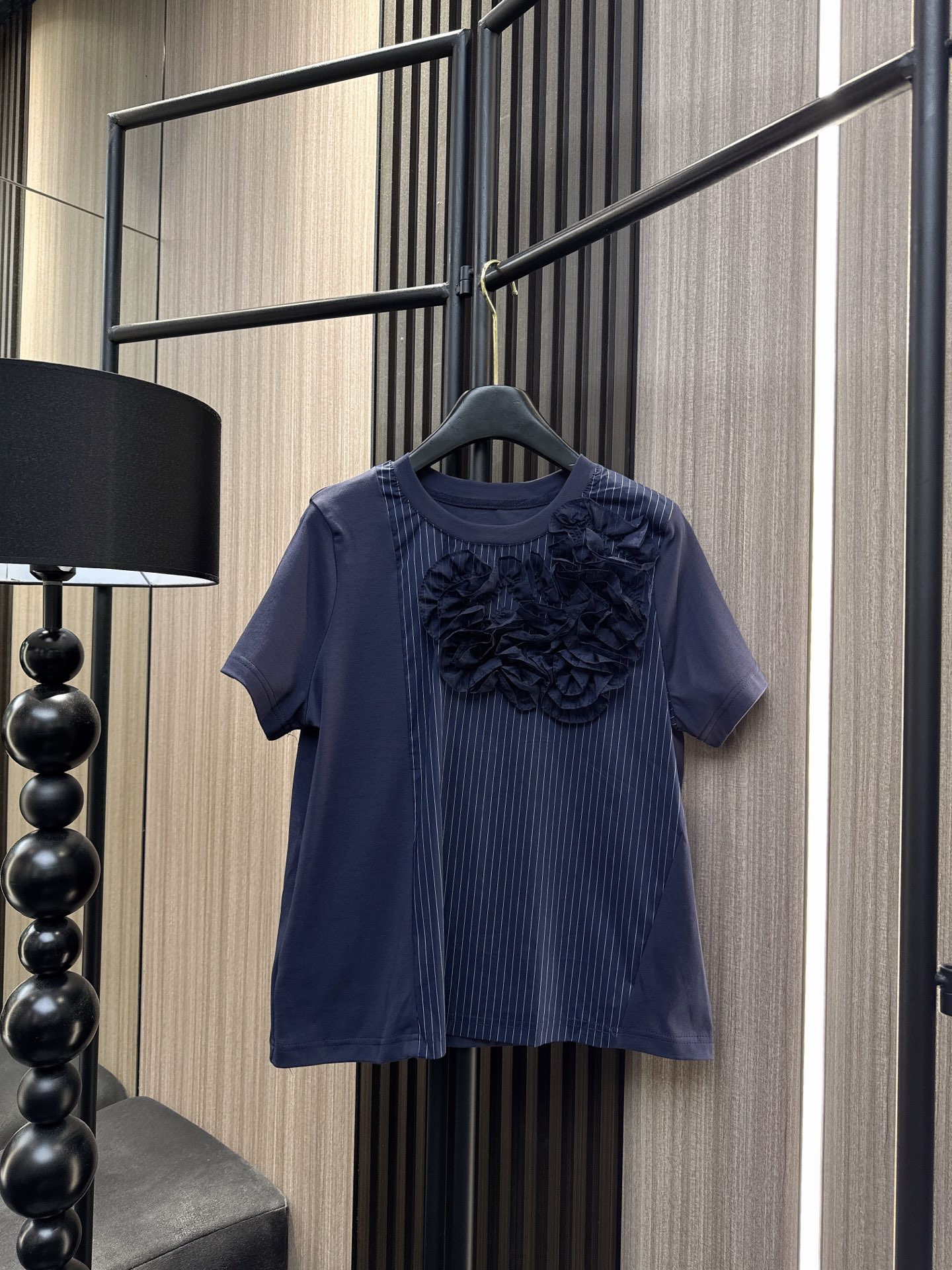 ✨✨✨Sacai✨✨✨2026新版💫 爆款Sacai条纹网纱花朵短袖上新，标志性解构拼接，复古条纹+立体