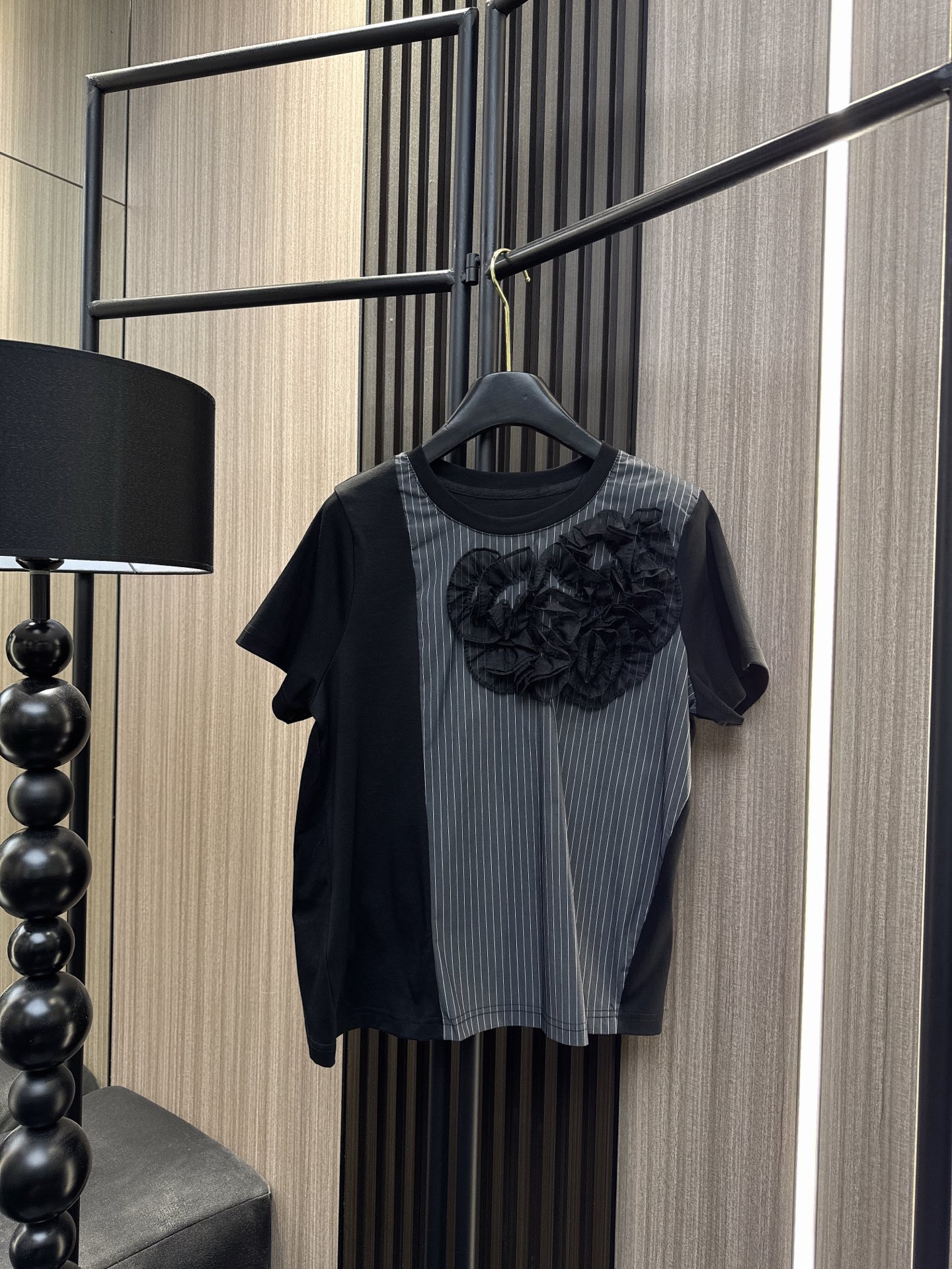 ✨✨✨Sacai✨✨✨2026新版💫 爆款Sacai条纹网纱花朵短袖上新，标志性解构拼接，复古条纹+立体