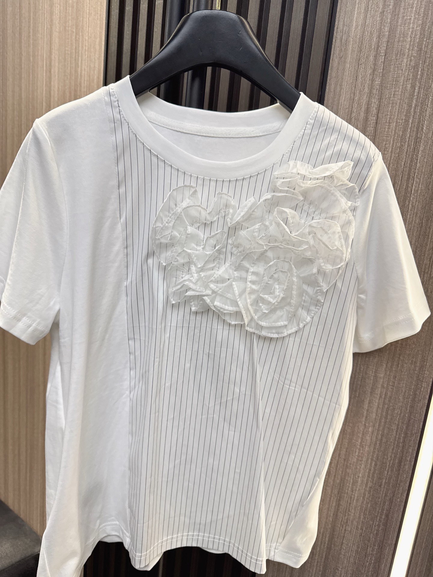 ✨✨✨Sacai✨✨✨2026新版💫 爆款Sacai条纹网纱花朵短袖上新，标志性解构拼接，复古条纹+立体