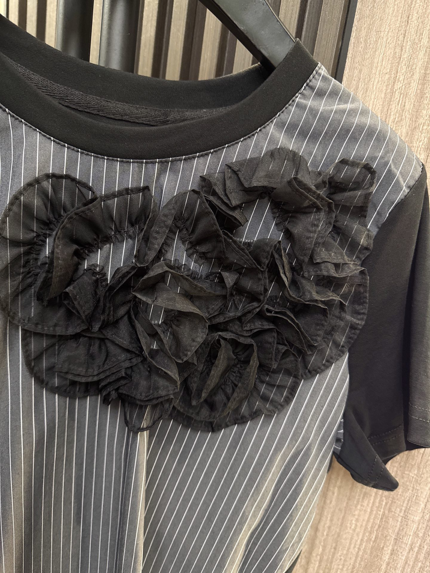 ✨✨✨Sacai✨✨✨2026新版💫 爆款Sacai条纹网纱花朵短袖上新，标志性解构拼接，复古条纹+立体