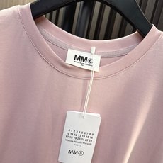 ✨✨✨MM6✨✨✨2026新版💫 MM6解构美学|基础短袖撞上重工下摆,压褶肌理+透视网纱荷叶拼接,简约 ✨✨✨MM6✨✨✨2026新版💫 MM6解构美学|基础短袖撞上重工下摆,压褶肌理+透视网纱荷叶拼接,简约