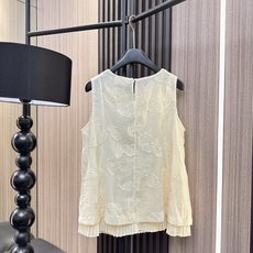 ✨✨✨伊莎贝尔✨✨✨2026新版💫 伊莎贝尔浪漫假两件无袖上衣,通透网纱拼接立体花朵刺绣,下摆压褶增加垂 ✨✨✨伊莎贝尔✨✨✨2026新版💫 伊莎贝尔浪漫假两件无袖上衣,通透网纱拼接立体花朵刺绣,下摆压褶增加垂