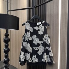 ✨✨✨伊莎贝尔✨✨✨2026新版💫 伊莎贝尔浪漫假两件无袖上衣,通透网纱拼接立体花朵刺绣,下摆压褶增加垂 ✨✨✨伊莎贝尔✨✨✨2026新版💫 伊莎贝尔浪漫假两件无袖上衣,通透网纱拼接立体花朵刺绣,下摆压褶增加垂