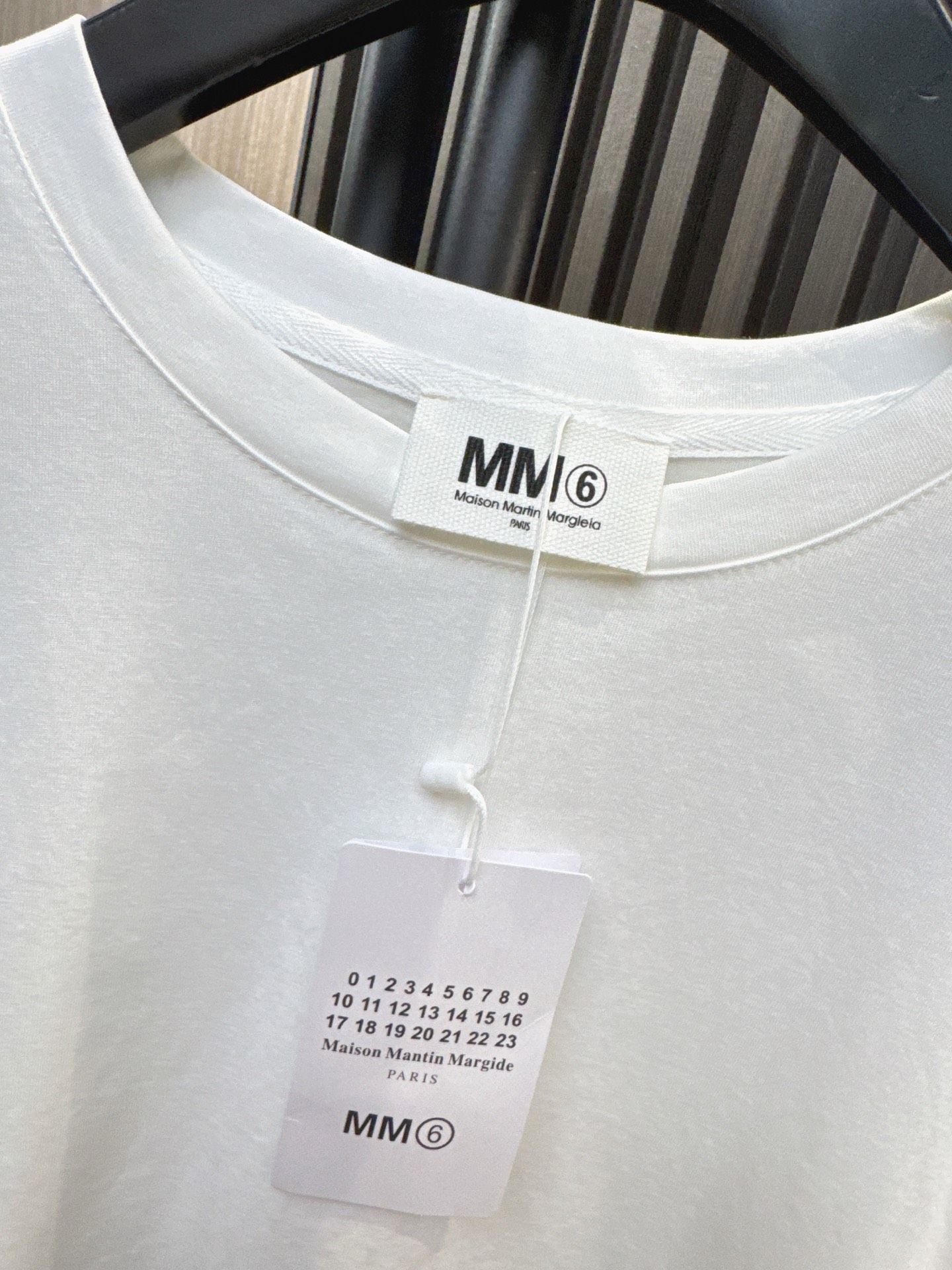✨✨✨MM6✨✨✨2026新版💫 MM6独有的温柔解构，基础圆领简约耐看，通透网纱打造蓬松泡泡袖，下摆拼