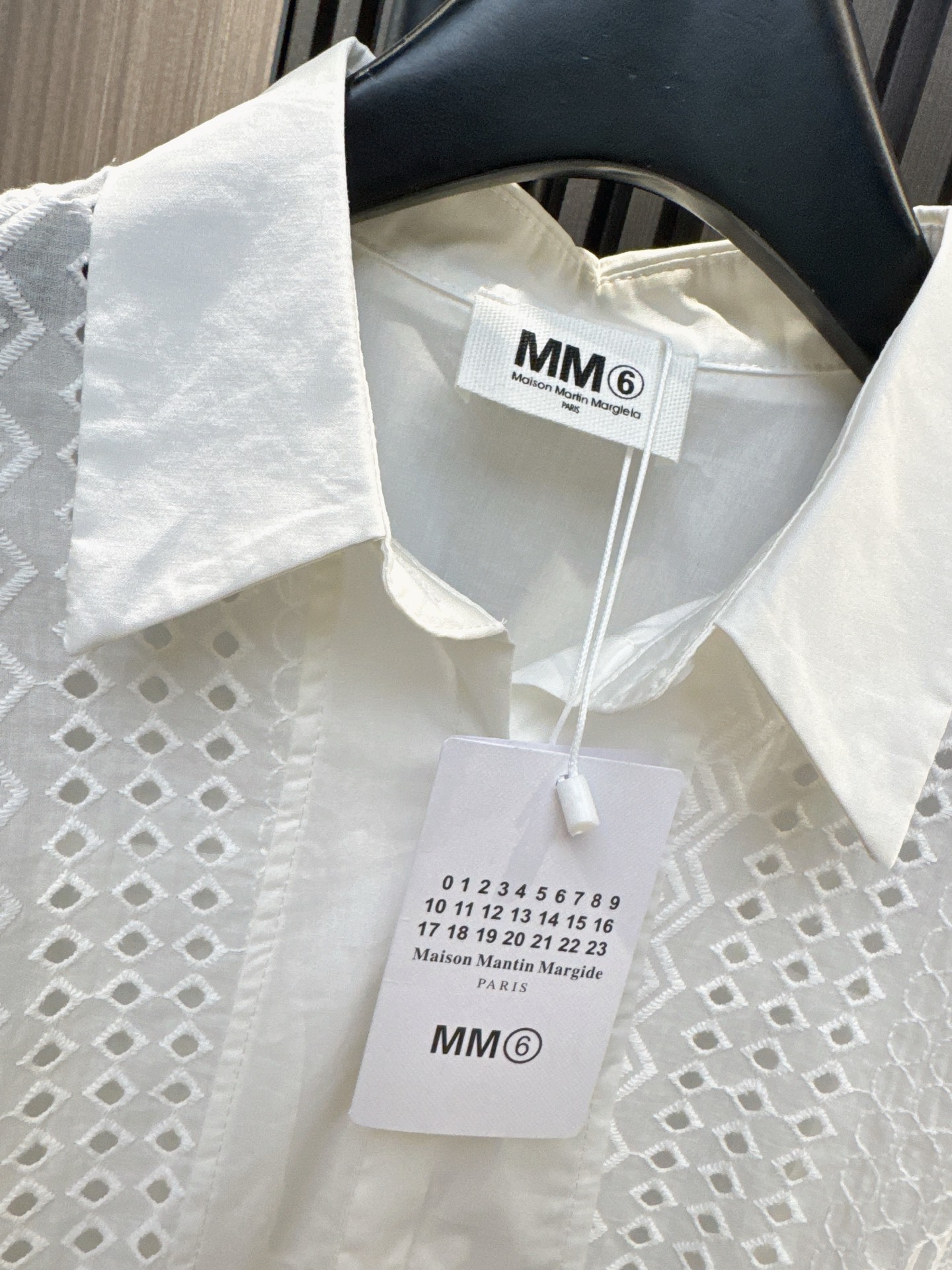 ✨✨✨MM6✨✨✨2026新版💫 MM6翻领刺绣拼接上衣，镂空肌理+压褶松紧袖剪裁，低调有记忆点，穿搭不