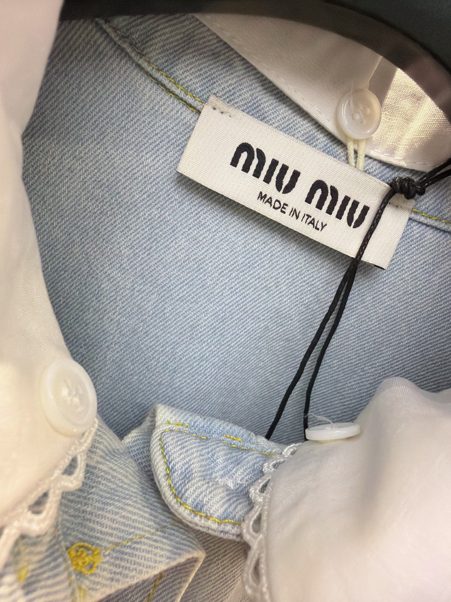 ✨✨✨miumiu✨✨✨ 秋款上新！花边领短款水洗牛仔夹克｜少女感蕾丝花边娃娃领拼接牛仔衣，弱化牛仔的硬