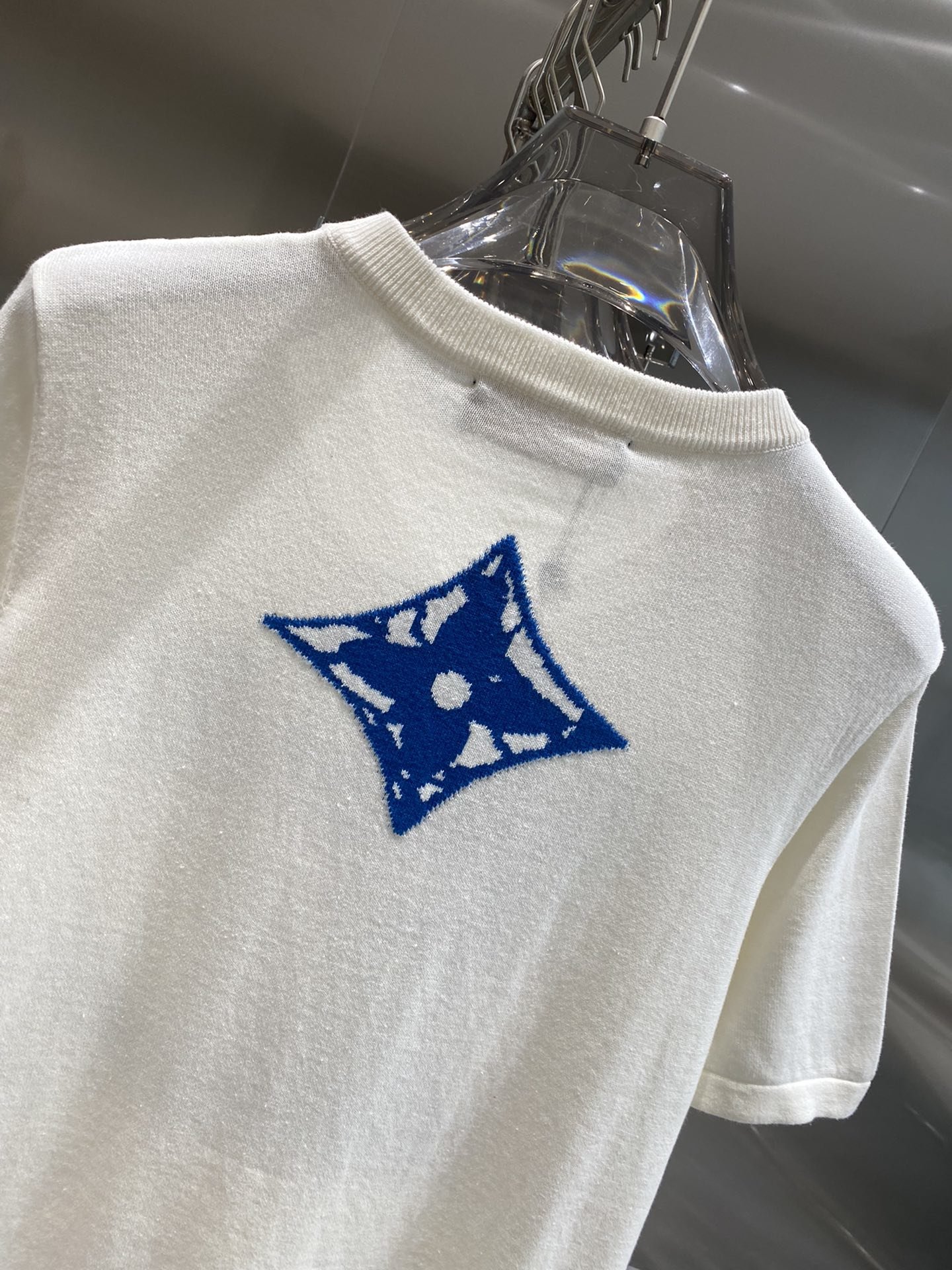 驴家24ss新款短袖棉质圆领上衣将路易威登及LV标志重新演绎为赛车标志并融合于嵌花针织面料以对比鲜明的颜