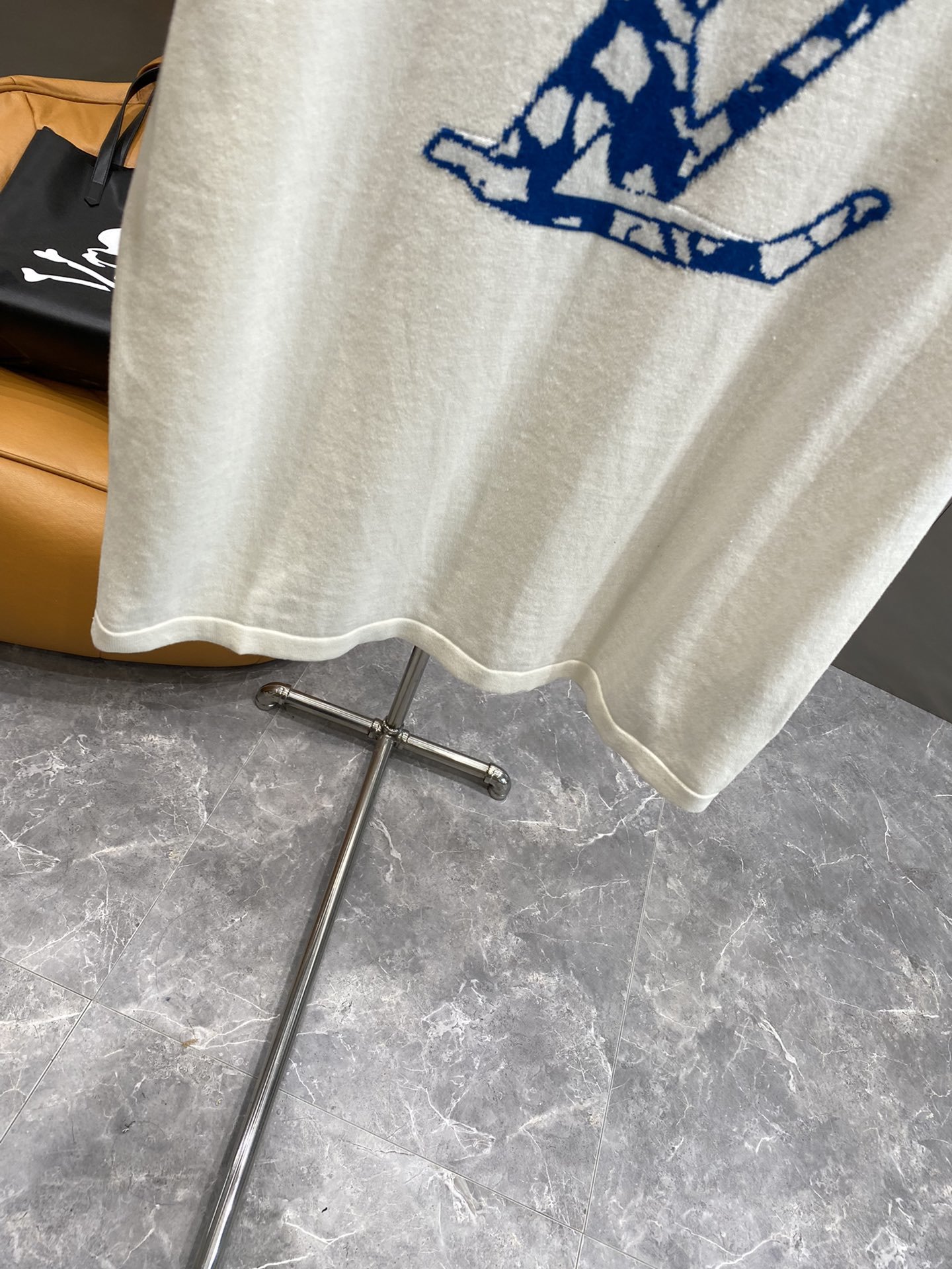 驴家24ss新款短袖棉质圆领上衣将路易威登及LV标志重新演绎为赛车标志并融合于嵌花针织面料以对比鲜明的颜