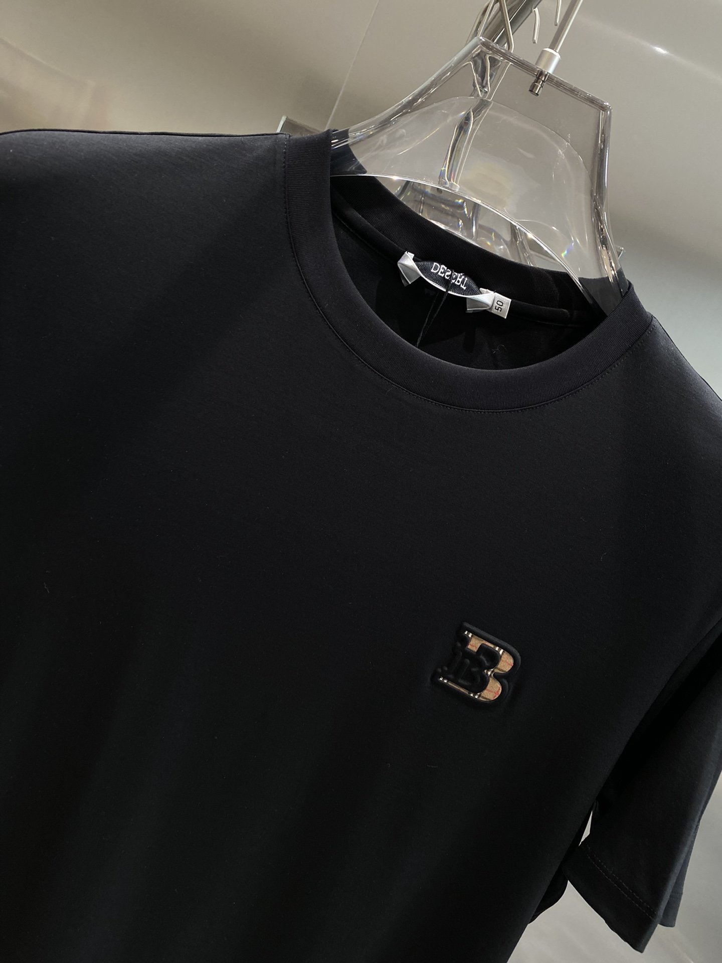 巴宝家2024ss最新款短袖T恤原标定制面料手感柔软穿着舒适做工精细.上身效果无敌帅气码数M-3XL隔天