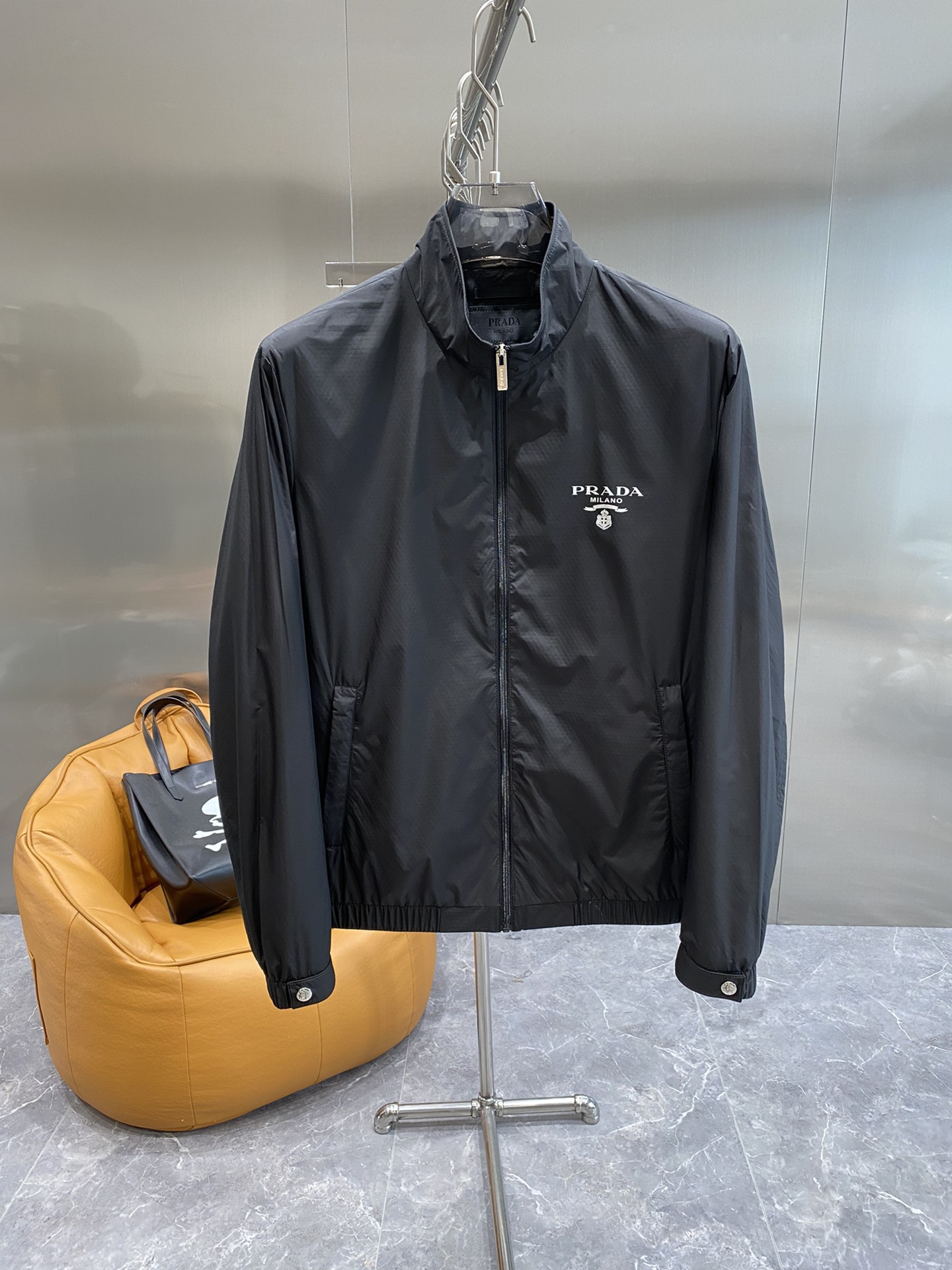 Prada Men's Spring/Summer Lightweight Zip-Up Jacket - Stylish & Functional 3 i1708609118 3370 5