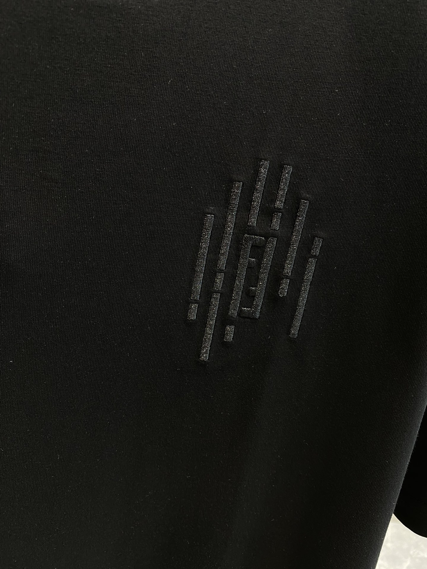 ️芬家24ss新款logo圆领短袖T恤新季元素彰显演绎品牌辨识度定制高支丝光棉面料上身舒适透气面料细腻微