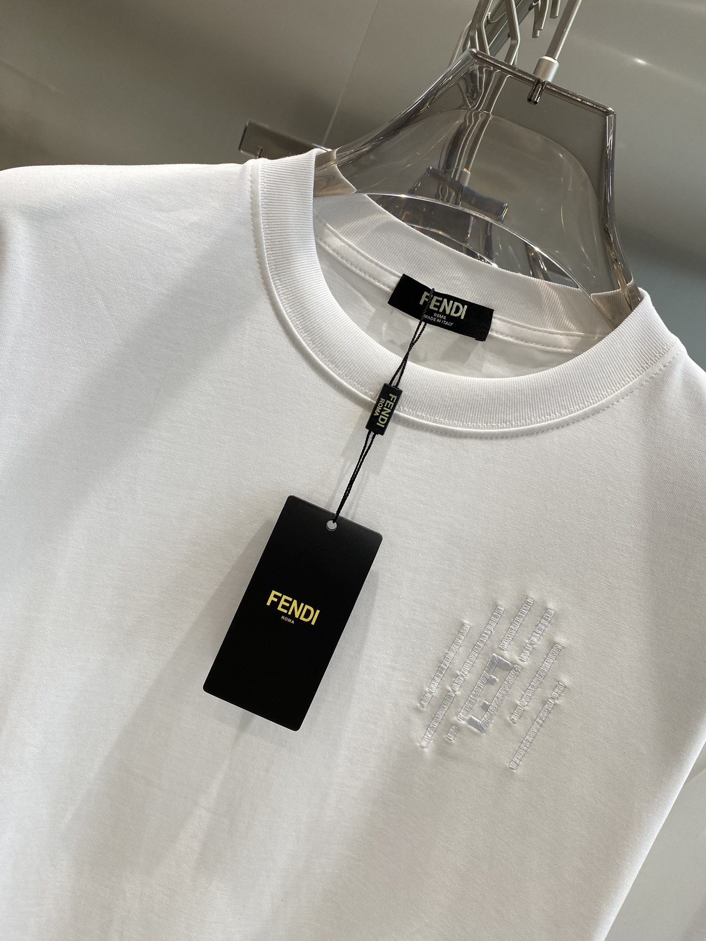 ️芬家24ss新款logo圆领短袖T恤新季元素彰显演绎品牌辨识度定制高支丝光棉面料上身舒适透气面料细腻微