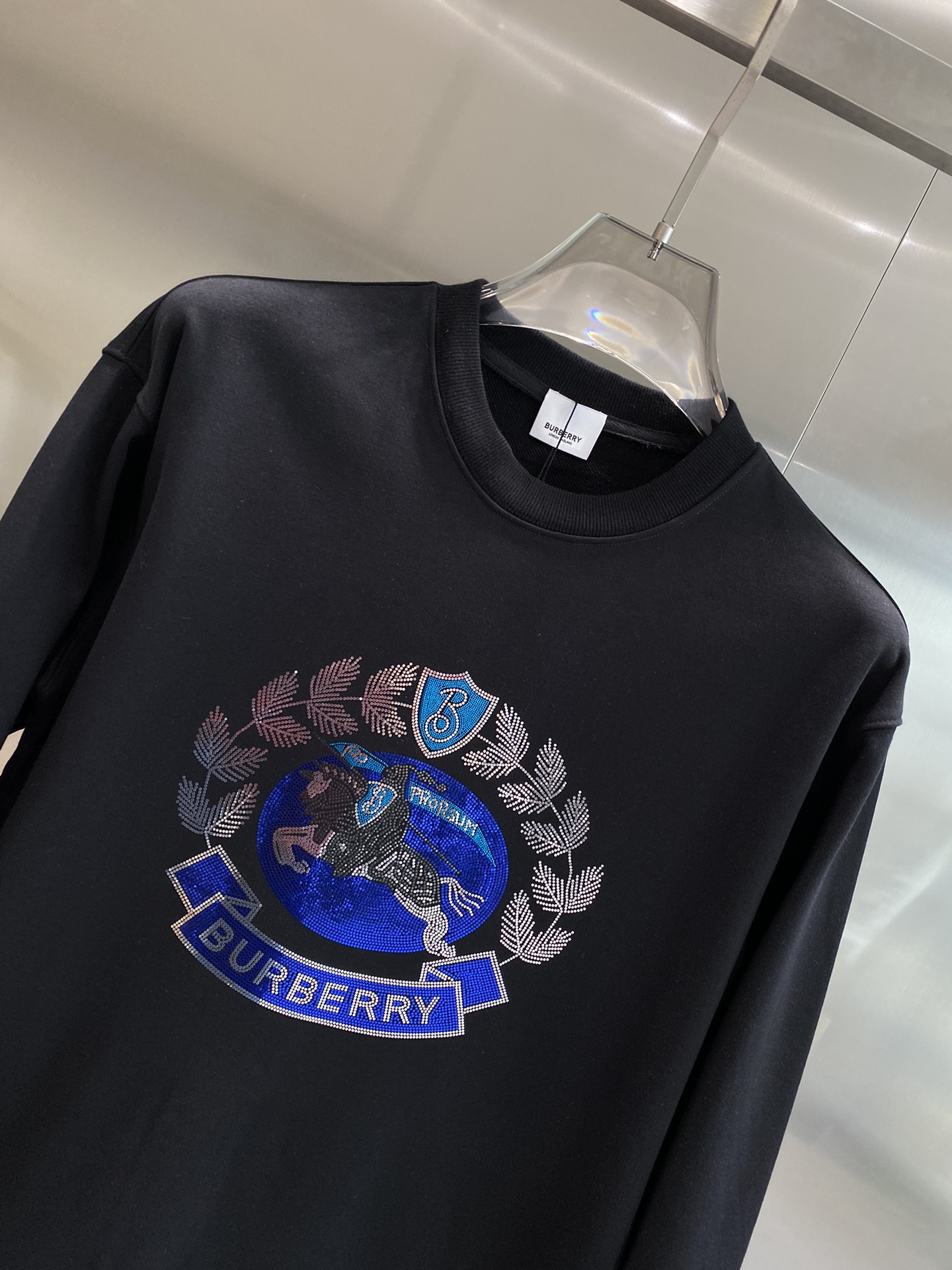 《𝙉𝙚𝙬🤍🖤巴家》

24新款专柜同步休闲卫衣 采用420g高克重精梳食毛毛圈纯棉卫衣面料制成，面料手感